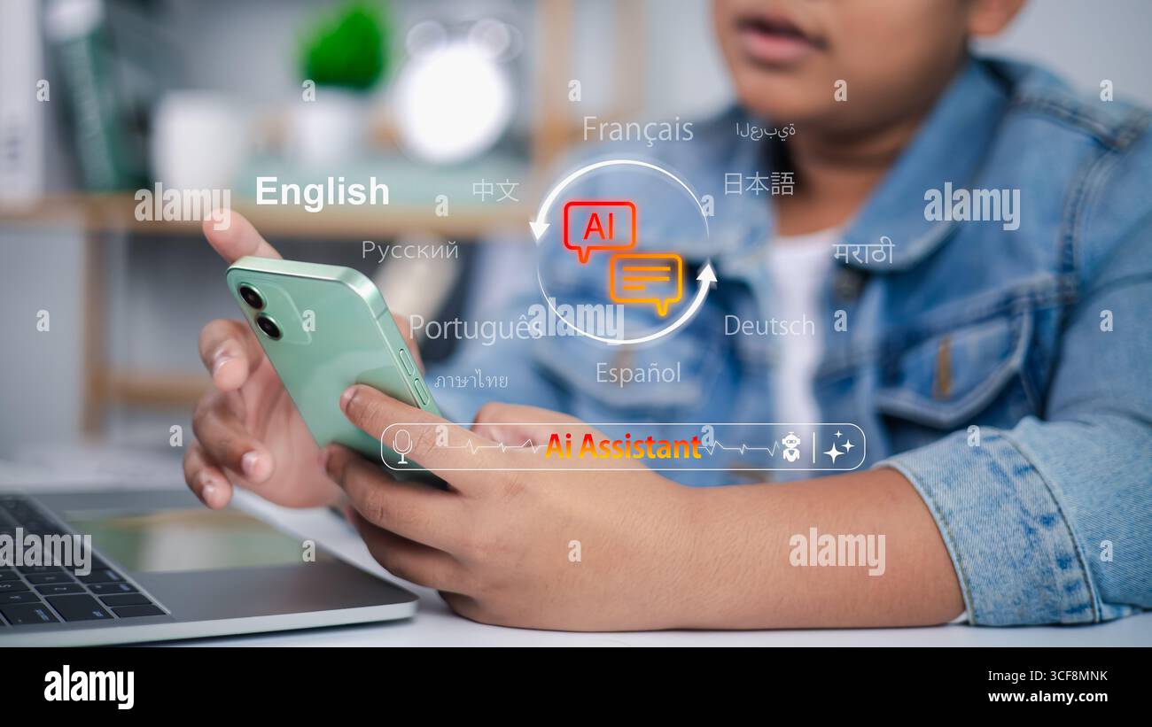 Konzept der Sprachübersetzungstechnologie. Person, die KI-Assistent auf dem Smartphone für mehrsprachige Echtzeitübersetzung verwendet. Moderne Technologie, Kommunikation Stockfoto