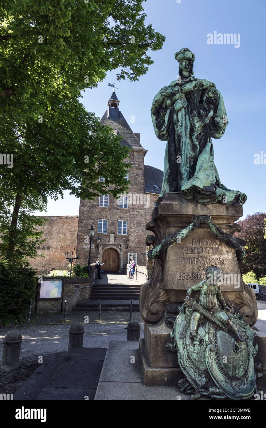 Schloss Moers bei der Festung mit der Statue Luise Henriette von Orange, Moers, Nordrhein-Westfalen, Deutschland Stockfoto