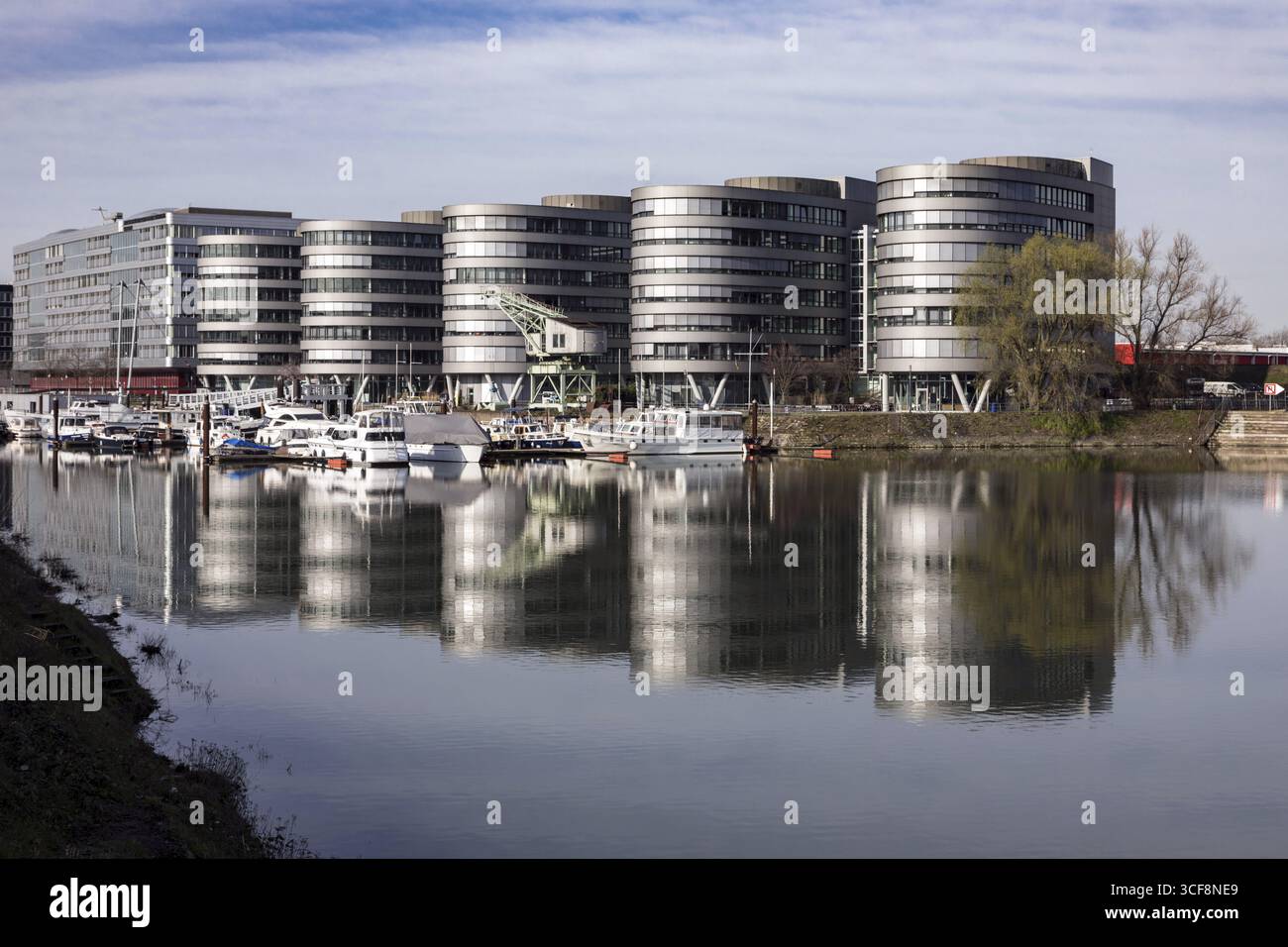 Marina Duisburg, die Marina im Innenhafen vor den fünf Booten mit WDR Studio, Gastronomie und Novita BKK, Duisburg, Nordrhein-West Stockfoto