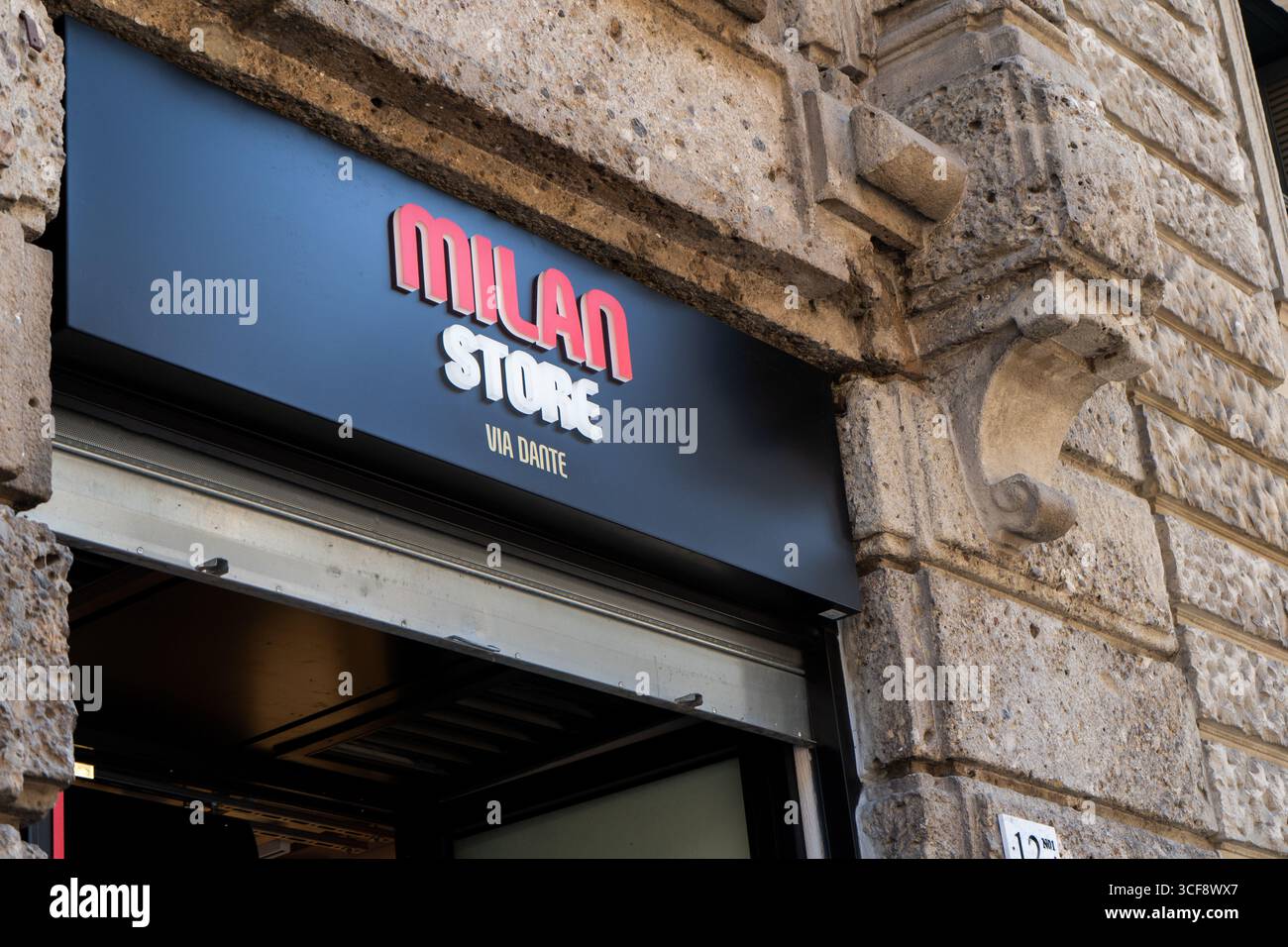 AC Mailand Store in Mailand. Markenzeichen mit rotem Logo. Eintritt zum offiziellen Shop über Dante. Italien, Mailand - 17. Juli 2025 Stockfoto