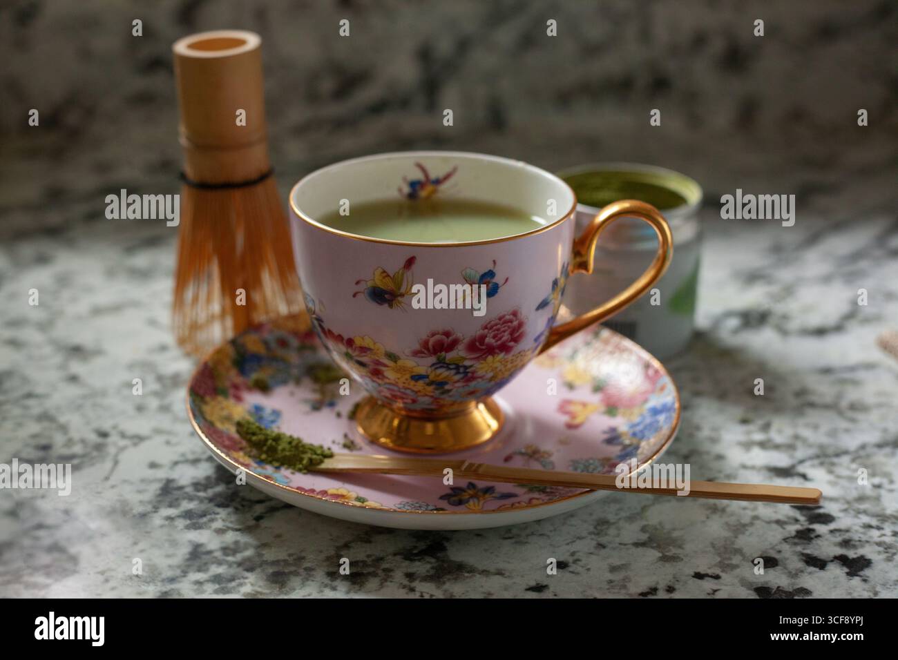 Stilleben Matcha Latte am Morgen Stockfoto