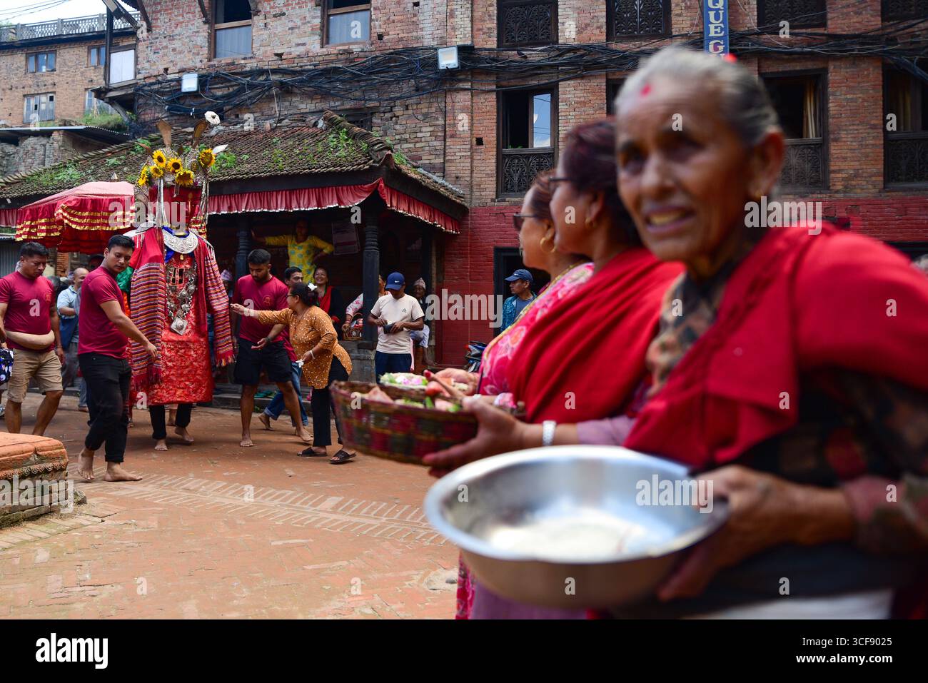 Bhaktapur, Nepal. August 2025. Ein newar-buddhistischer Anhänger kleidet sich als Dipankara Buddha und spaziert während des Panchadaan Festivals in Bhaktapur, Nepal, am 21. August 2025 durch die Straßen. Panchadaan, auch bekannt als das Festival der fünf Sommergeschenke, ist ein heiliges Almosenspenderritual, bei dem die Gläubigen Dipankara Buddha verehren und fünf traditionelle Almosen in klösterlichen Höfen und Gemeindeplätzen anbieten. (Foto: Safal Prakash Shrestha/NurPhoto)0 Credit: NurPhoto SRL/Alamy Live News Stockfoto