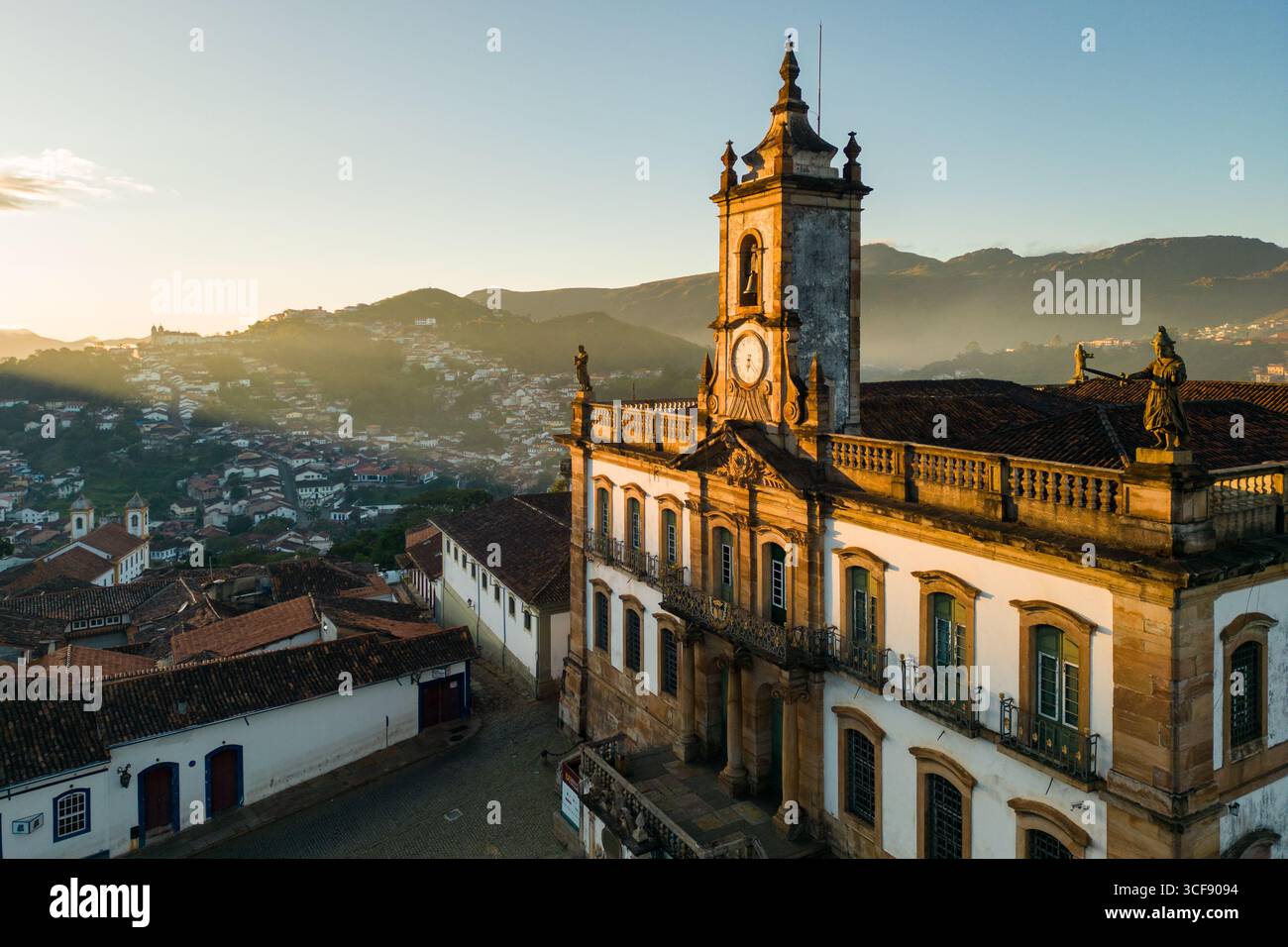 Ehemaliges Legislativhaus aus der Kolonialzeit, heute Museum of the Intrust in Ouro Preto Town. Stockfoto