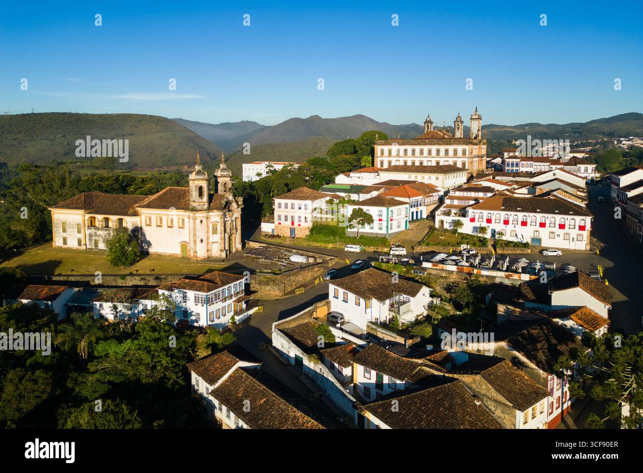 Luftaufnahme der historischen Stadt Ouro Preto in den Bergen des Bundesstaates Minas Gerais in Brasilien Stockfoto