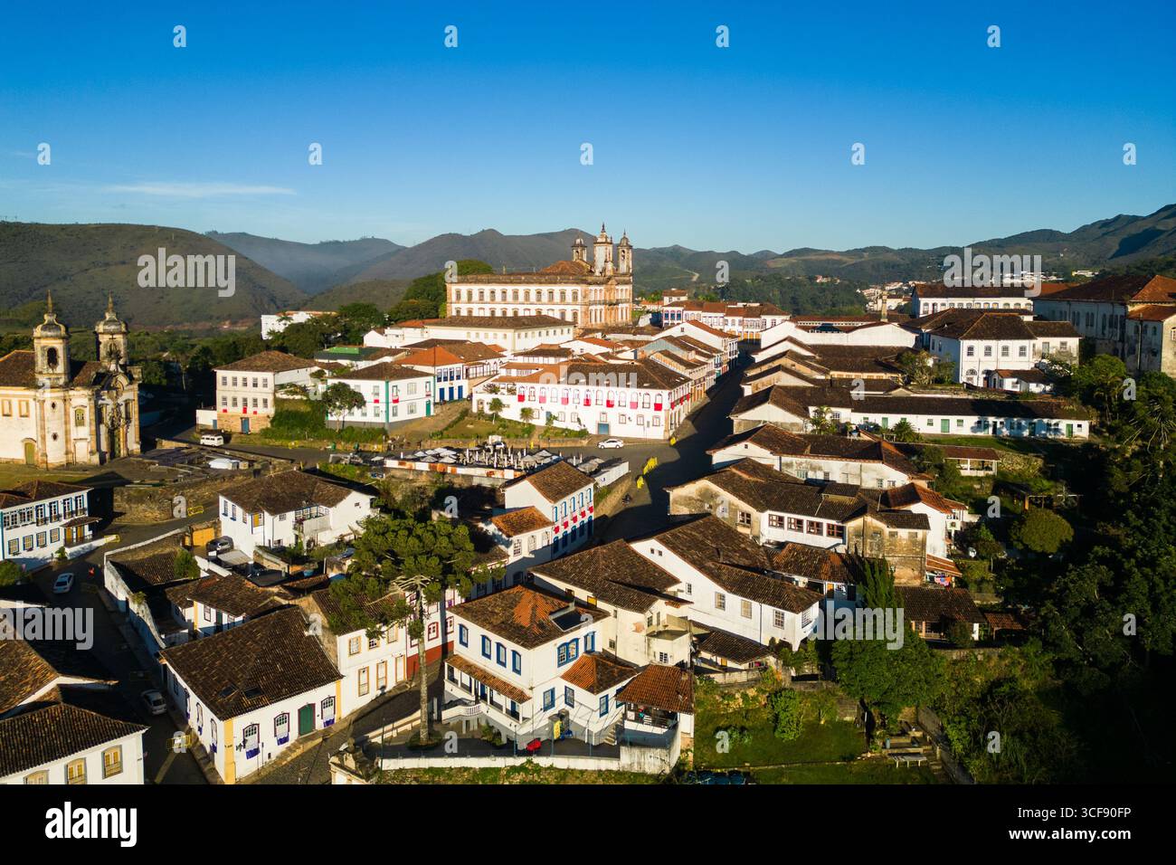 Luftaufnahme der historischen Stadt Ouro Preto in den Bergen des Bundesstaates Minas Gerais in Brasilien Stockfoto