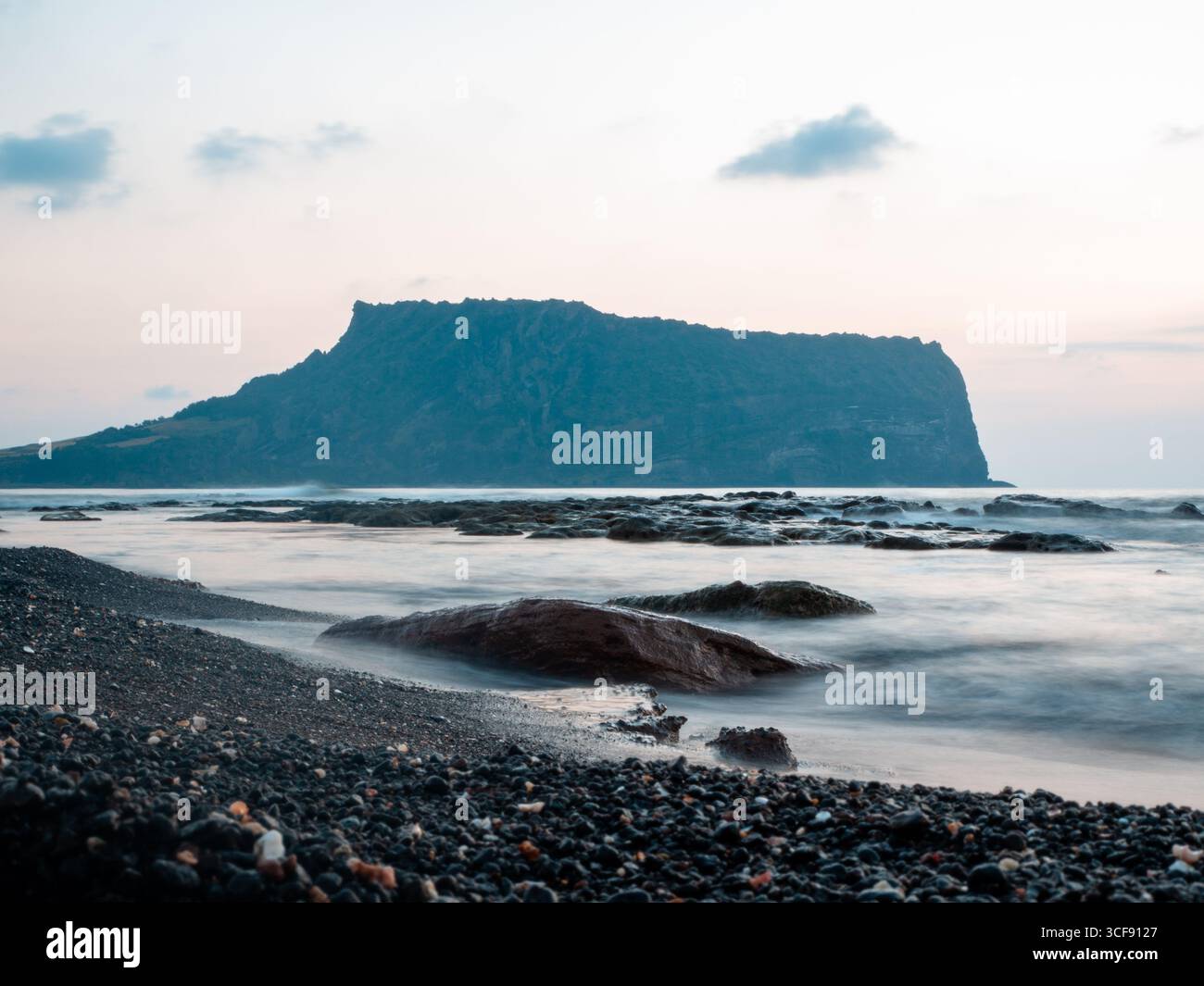 Malerische Aussicht auf koreanische Hügel, Wälder und Wolken bei Sonnenuntergang; Tag, mit üppiger grüner Natur Stockfoto