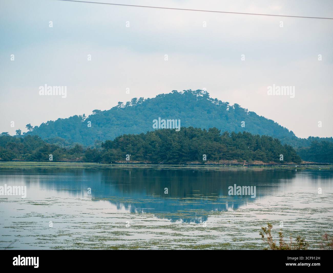 Malerische Aussicht auf koreanische Hügel, Wälder und Wolken bei Sonnenuntergang; Tag, mit üppiger grüner Natur Stockfoto