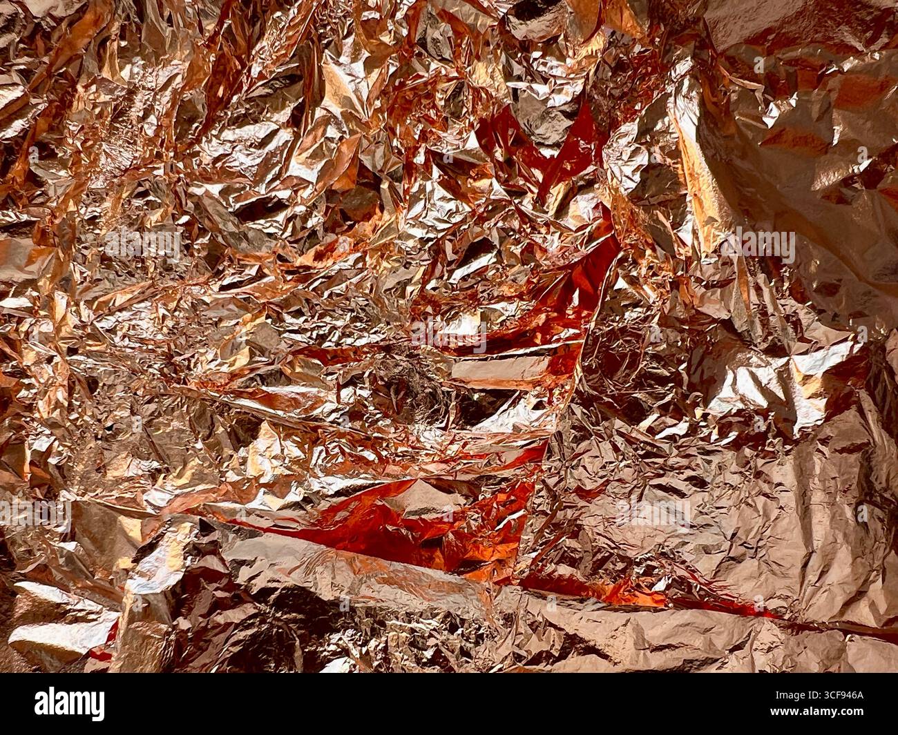 Zerknitterte Bronzefolie, Bronzestruktur, Metall Stockfoto