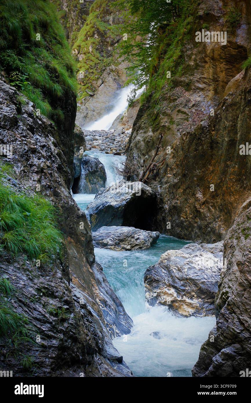 Gebirgsbach, der durch die enge Felsschlucht der Liechtensteinklamm in den österreichischen Alpen mit türkisfarbenem Wasser fließt Stockfoto