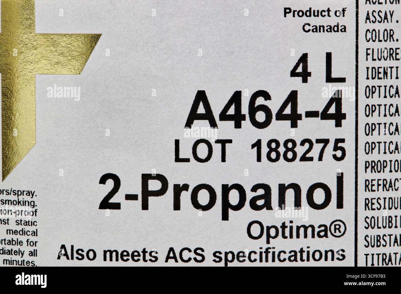 Houston, Texas USA 07-27-2025: 2-Propanol Isopropylalkohol-Etikettennaht auf der Chargenanalyse der Flasche. Stockfoto