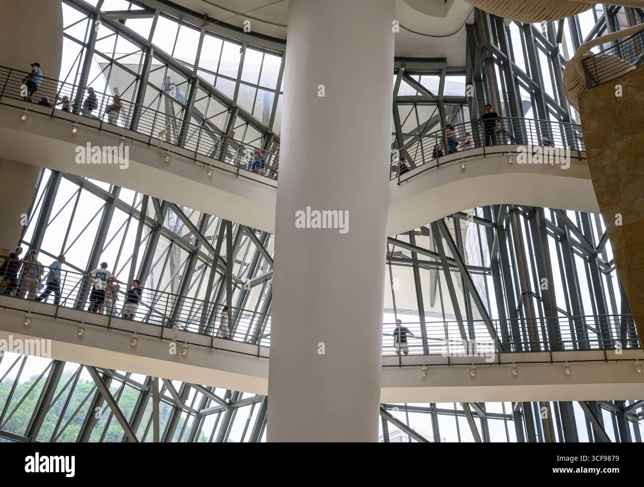 Innenansicht des Aitriums im Guggenheim Museum in Bilbao, Nordspanien, Stockfoto