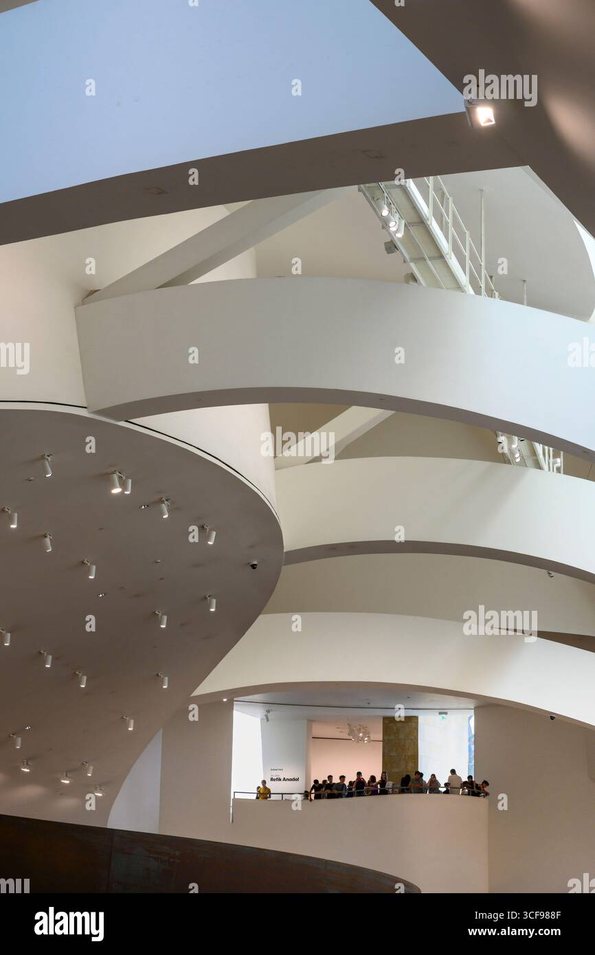 Besucher blicken von einem Innenbalkon im Guggenheim Museum in Bilbao, Nordspanien, Stockfoto