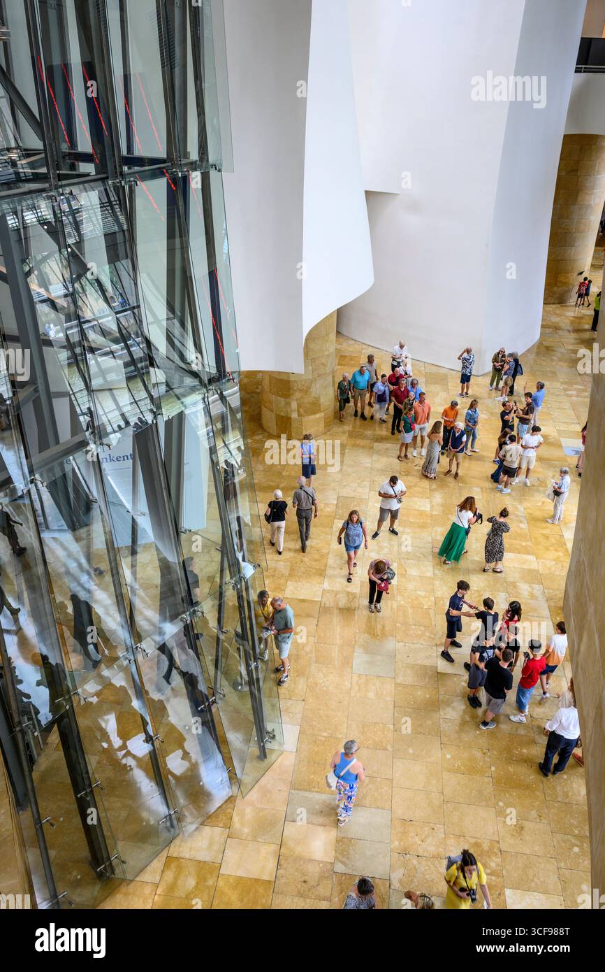 Blick hinunter ins Aitrium im Guggenheim Museum in Bilbao, Nordspanien, Stockfoto