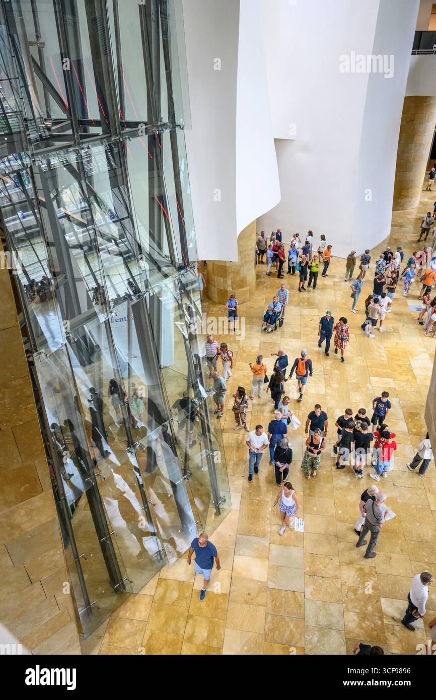 Blick hinunter ins Aitrium im Guggenheim Museum in Bilbao, Nordspanien, Stockfoto