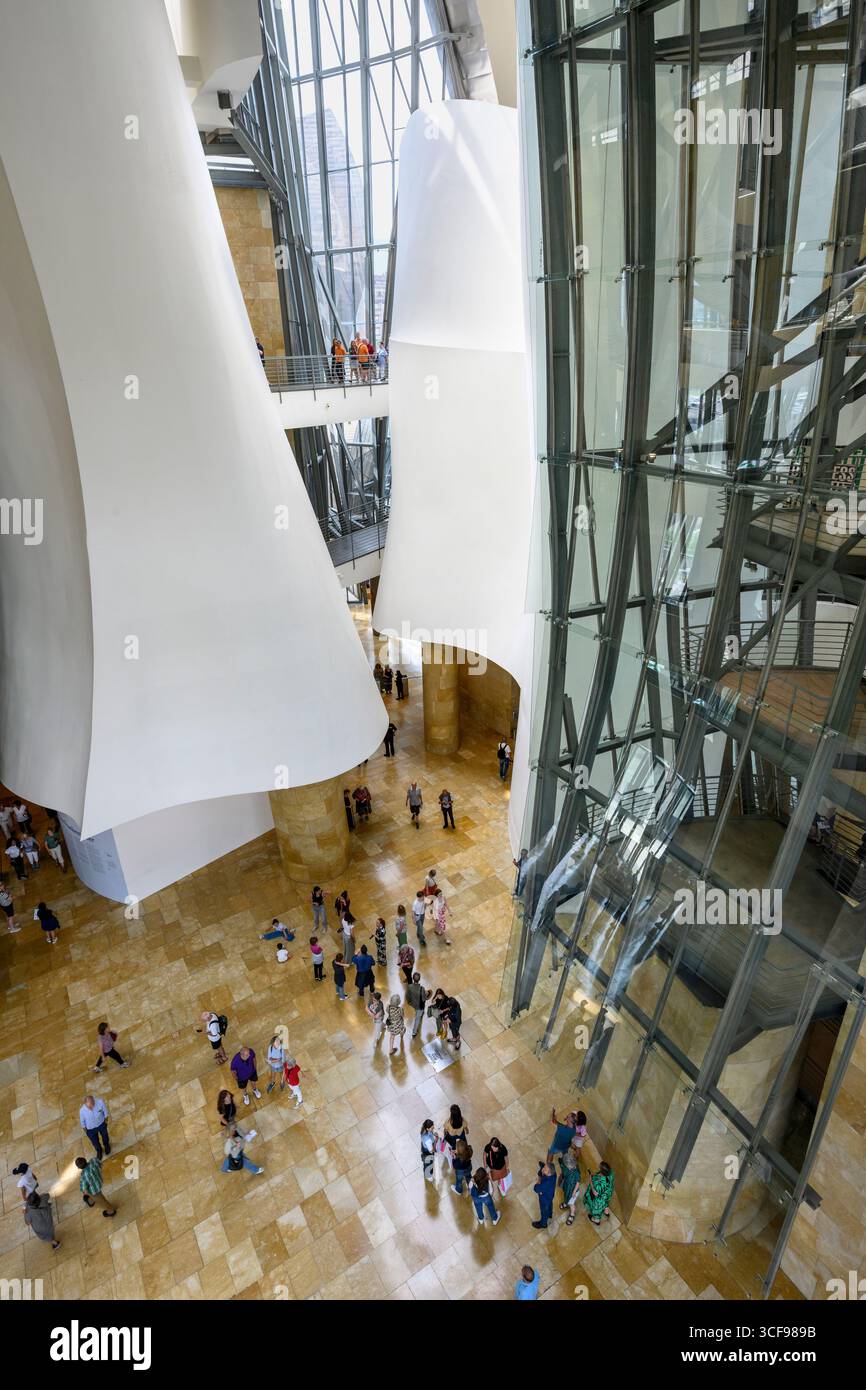 Blick hinunter ins Aitrium im Guggenheim Museum in Bilbao, Nordspanien, Stockfoto