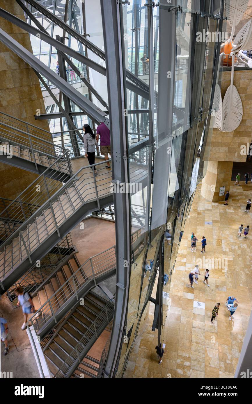 Blick hinunter ins Aitrium im Guggenheim Museum in Bilbao, Nordspanien, Stockfoto