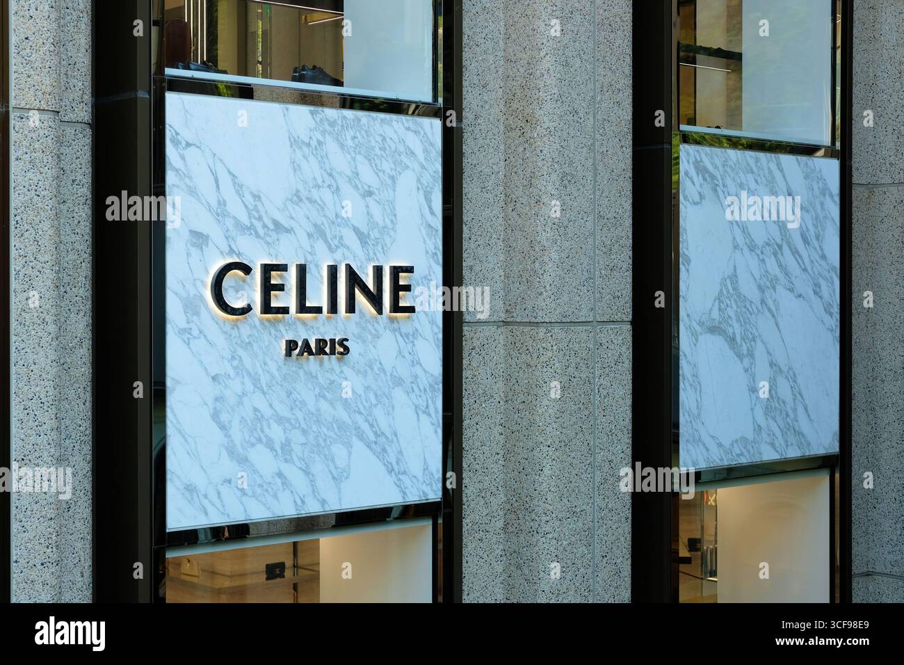 Celine Paris-Schild im Einkaufsviertel Azabudai Hills in Minato Ward, Tokio, Japan; französischer Luxus, High-End-Modehaus und Boutique. Stockfoto