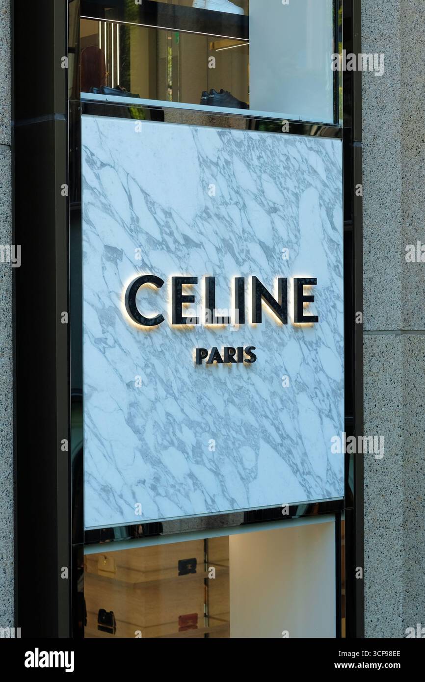 Celine Paris-Schild im Einkaufsviertel Azabudai Hills in Minato Ward, Tokio, Japan; französischer Luxus, High-End-Modehaus und Boutique. Stockfoto
