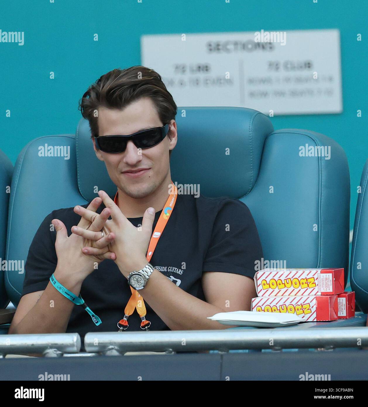 MIAMI GARDENS, FL - 27. MÄRZ: Millie Bobby Brown Ehemann Jake Bongiovi, zusammen mit seinen berühmten Eltern Rock-Superstar Jon Bon Jovi und Frau Dorothea Hurley sehen Novak Djokovic aus Serbien besiegt Sebastian Korda vom Spiel der Vereinigten Staaten am Tag 10 der Miami Open im Hard Rock Stadium am 27. März 2025 in Miami Gardens, Florida People: Jake Bongiovi Credit: Storms Media Group/Alamy Live News Stockfoto