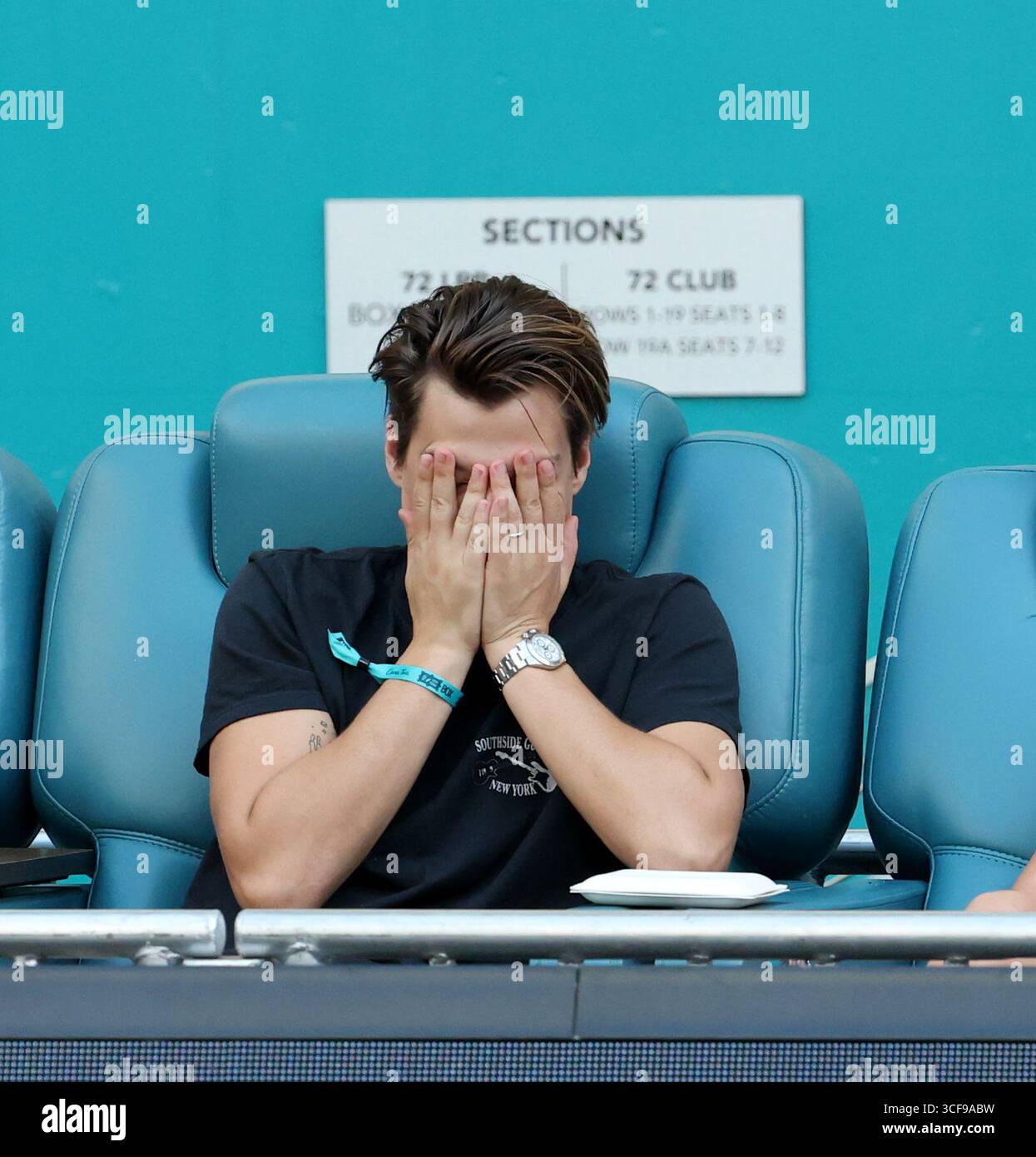 MIAMI GARDENS, FL - 27. MÄRZ: Millie Bobby Brown Ehemann Jake Bongiovi, zusammen mit seinen berühmten Eltern Rock-Superstar Jon Bon Jovi und Frau Dorothea Hurley sehen Novak Djokovic aus Serbien besiegt Sebastian Korda vom Spiel der Vereinigten Staaten am Tag 10 der Miami Open im Hard Rock Stadium am 27. März 2025 in Miami Gardens, Florida People: Jake Bongiovi Credit: Storms Media Group/Alamy Live News Stockfoto
