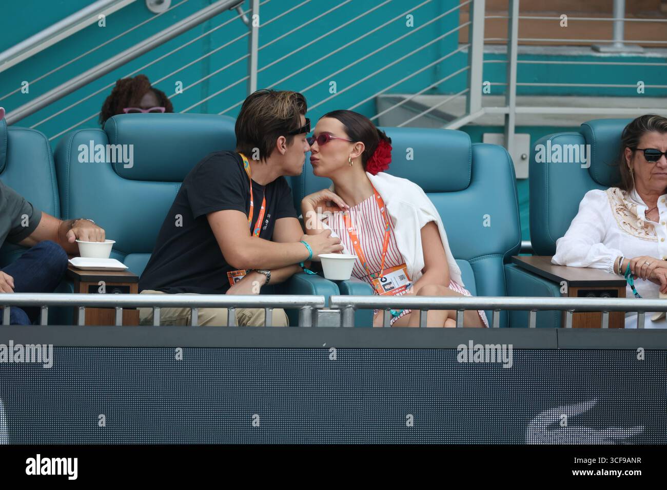 MIAMI GARDENS, FL - 27. MÄRZ: Millie Bobby Brown Bongiovi und Ehemann Jake Bongiovi küssen sich, während Aryna Sabalenka von Weißrussland Jesica Paolini von Italien am 10. Tag der Miami Open am 27. März 2025 im Hard Rock Stadium in Miami Gardens, Florida besiegt Stockfoto