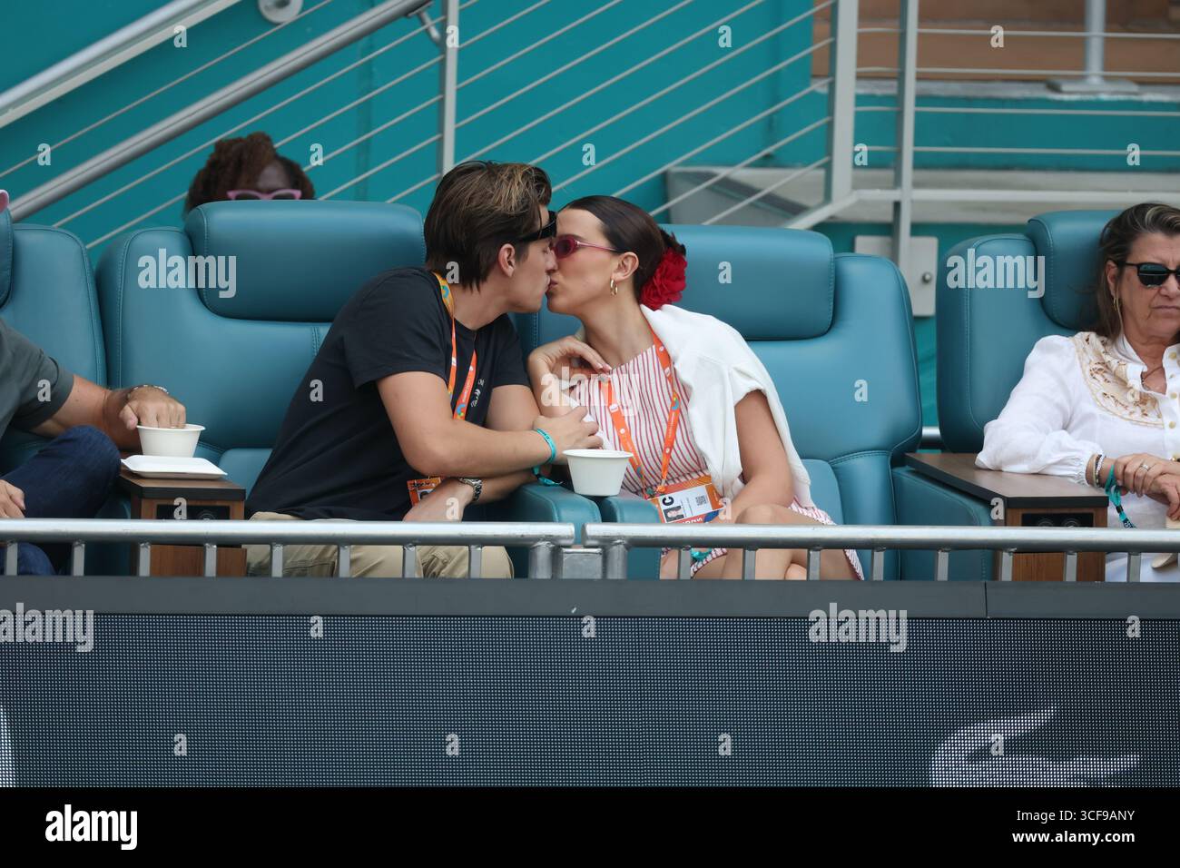 MIAMI GARDENS, FL - 27. MÄRZ: Millie Bobby Brown Bongiovi und Ehemann Jake Bongiovi küssen sich, während Aryna Sabalenka von Weißrussland Jesica Paolini von Italien am 10. Tag der Miami Open am 27. März 2025 im Hard Rock Stadium in Miami Gardens, Florida besiegt Stockfoto