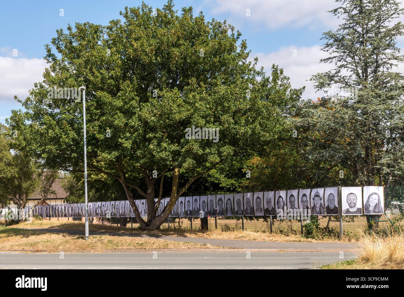 Eine Ausstellung von Community-Porträts lokaler Jugendlicher, die bis Ende August 2025 in Presteigne, Powys, Großbritannien, gezeigt werden. Es ist Teil des Inside Out-Projekts des französischen Künstlers JR, des größten globalen partizipativen Kunstprojekts überhaupt und des ersten in Wales. Die Porträts wurden von Cultivate erstellt, einer lokalen Jugendkunstgruppe, die vom Sidney Nolan Trust geleitet wird und von der Künstlerin Emma Posey geleitet wird Stockfoto