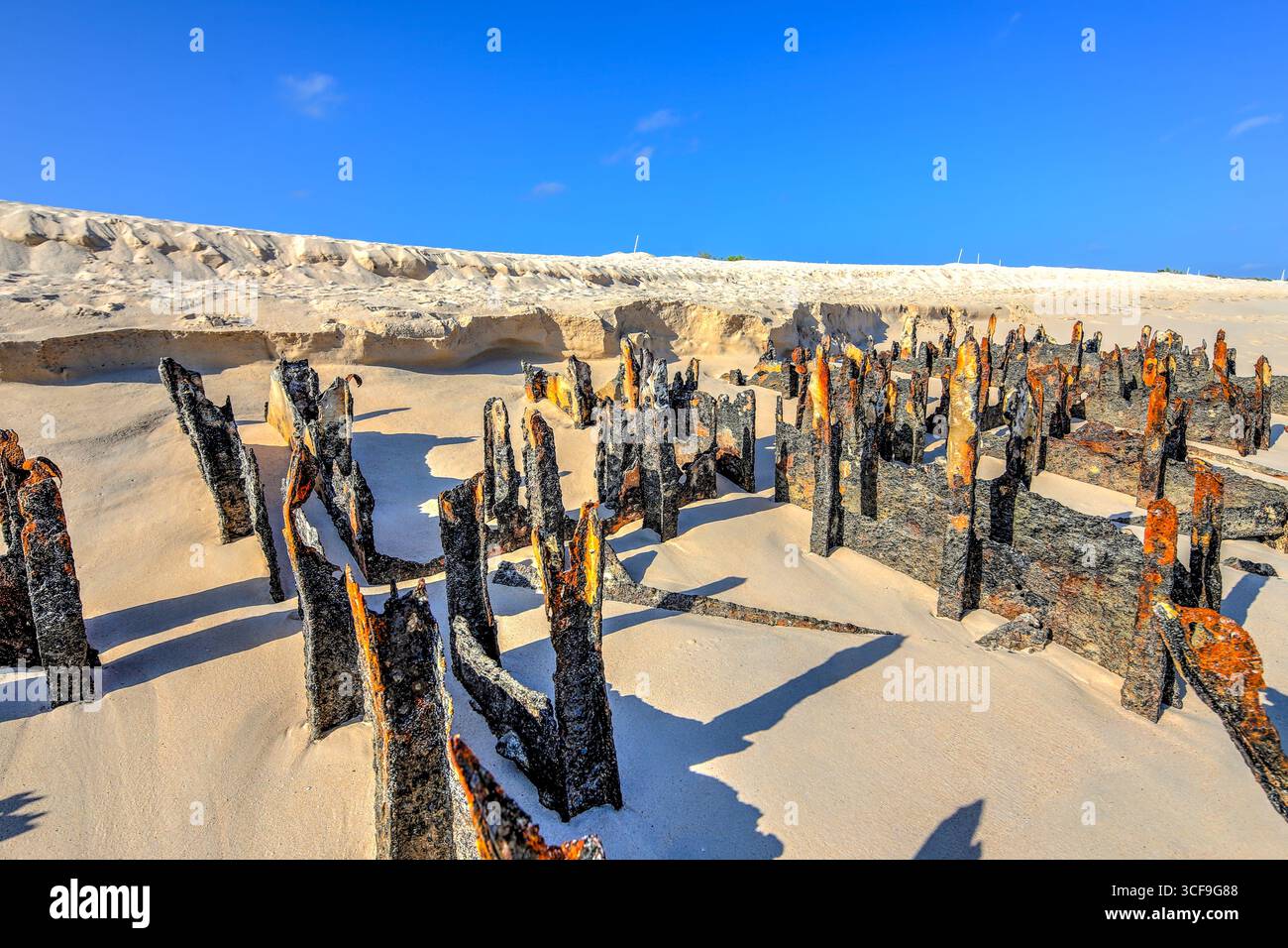 Rostende Überreste des Zweiten Weltkriegs kähnen auf dem Sand am Strand von Bachas, Santa Cruz, Galápagos-Inseln, Ecuador. Stockfoto
