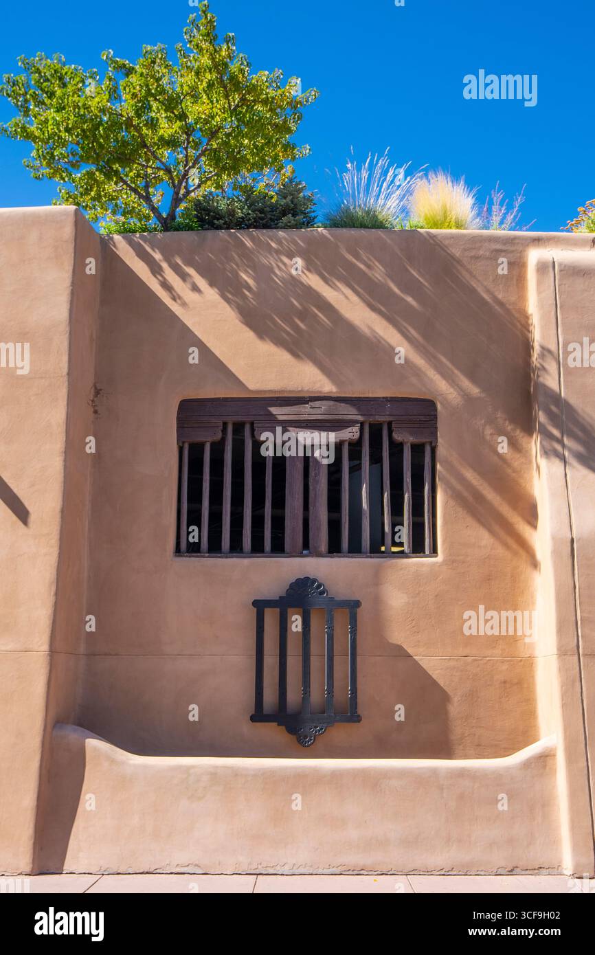 Der Pueblo Revival-Stil oder Santa Fe-Stil ist ein regionaler Architekturstil des Südwestens der Vereinigten Staaten. Stockfoto