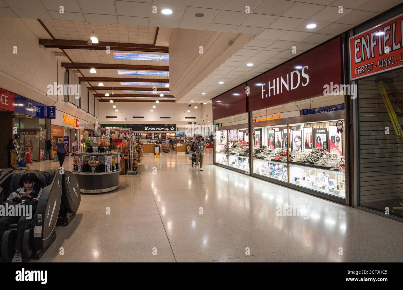 Waltham Cross, Großbritannien 20. August 2025 Innenansicht des Pavilion Shopping Centre in Waltham Cross, Hertfordshire, mit Geschäften, Schildern und Menschen Stockfoto