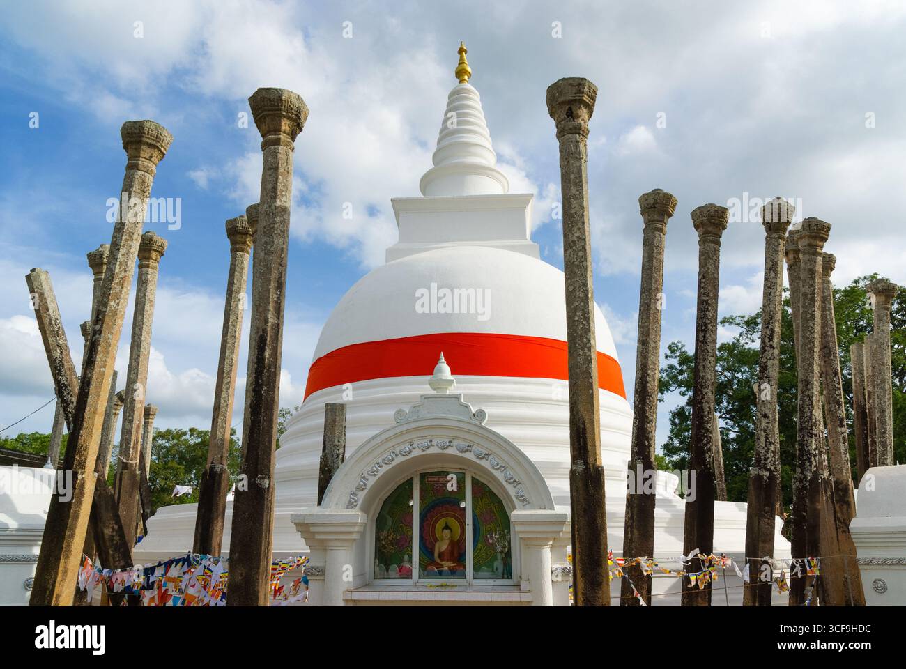 Thuparamaya Stupa mit Überresten von Steinkolumnen, Sri Lanka (Übersetzung des Zeichens: Anbetung Buddha). Stockfoto