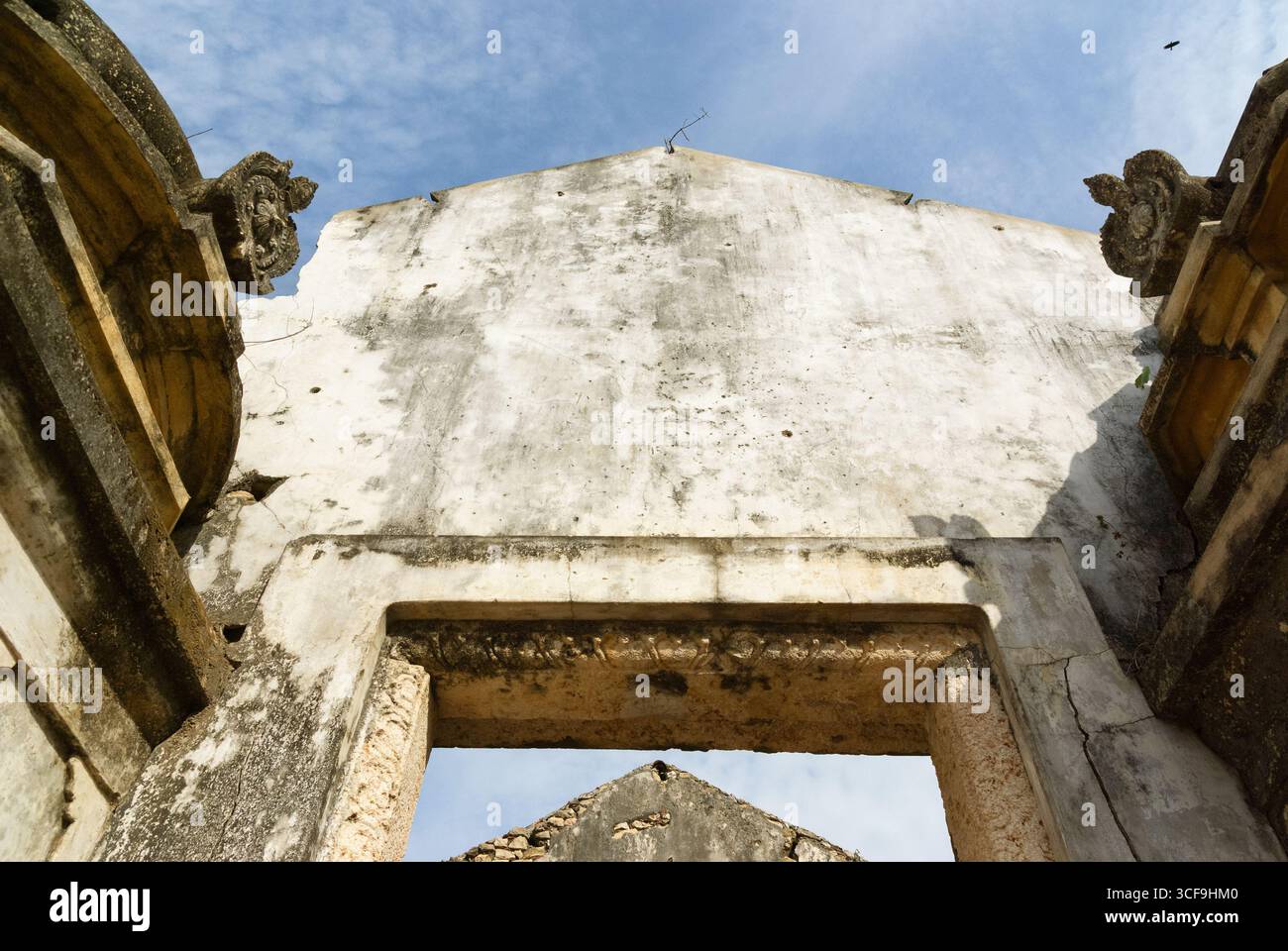 Im Inneren des hindutempels, zerstört durch den Krieg im Norden Sri Lankas. Stockfoto