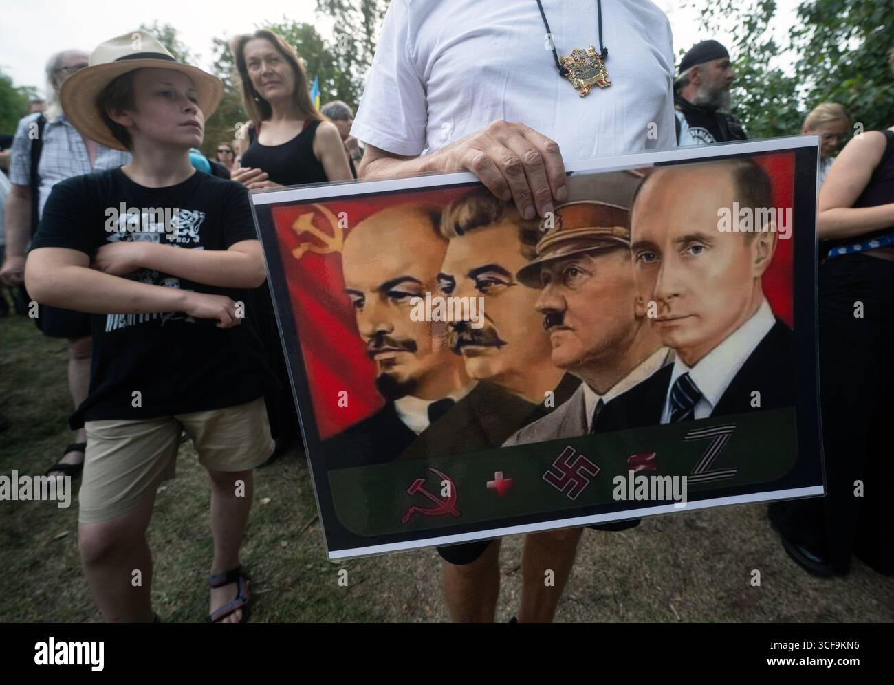 Prag, Tschechische Republik. August 2025. Der "Ivan, geh nach Hause!" Am 21. August 2025 fand vor der russischen Botschaft in Prag, Tschechien, eine Kundgebung statt, die die Organisatoren des Jahrestages der Invasion des Warschauer Pakts in die Tschechoslowakei im August 1968 feiern und den Kampf der Ukraine gegen russische Aggressoren unterstützen wollen. Quelle: Michaela Rihova/CTK Photo/Alamy Live News Stockfoto