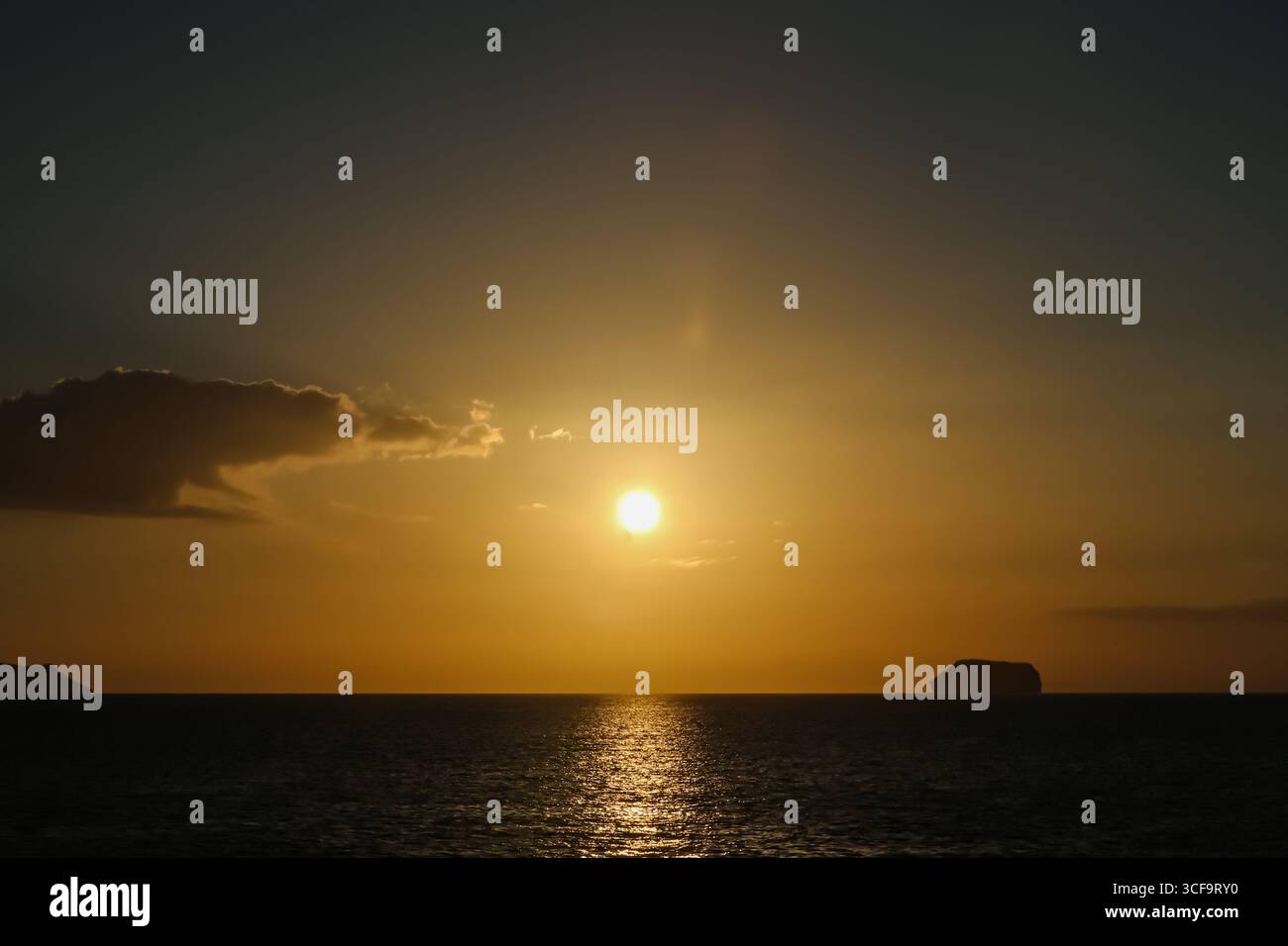 Blick auf die Daphne-Inseln bei Sonnenuntergang vom Bug des Celebrity Xpedition-Kreuzfahrtschiffs, Galápagos-Inseln, Ecuador. Stockfoto