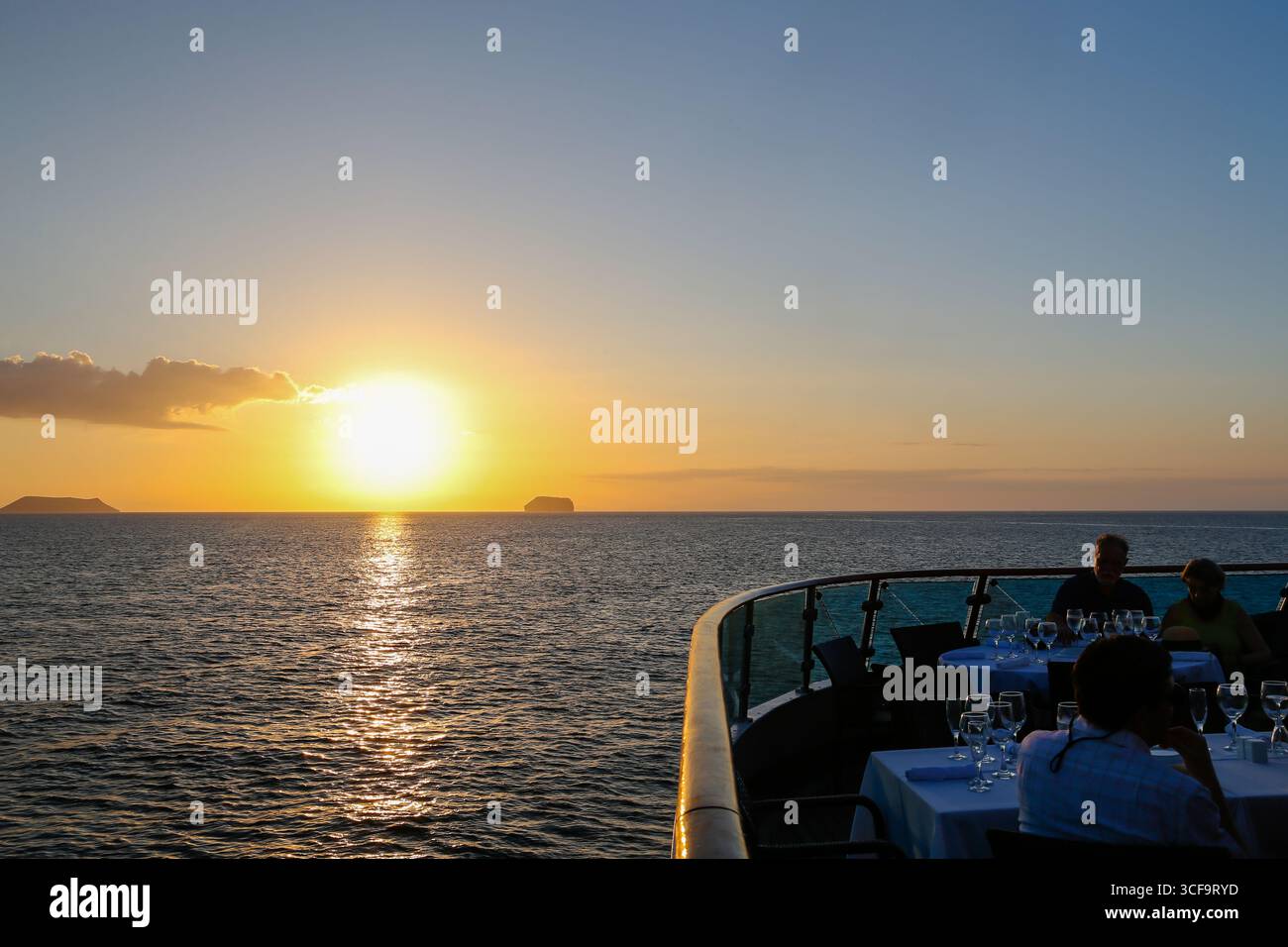 Daphne-Inseln, Ecuador - 28. März 2018: Blick auf die Daphne-Inseln bei Sonnenuntergang vom Bug des Celebrity Xpedition-Kreuzfahrtschiffs, Galápagos-Inseln. Stockfoto