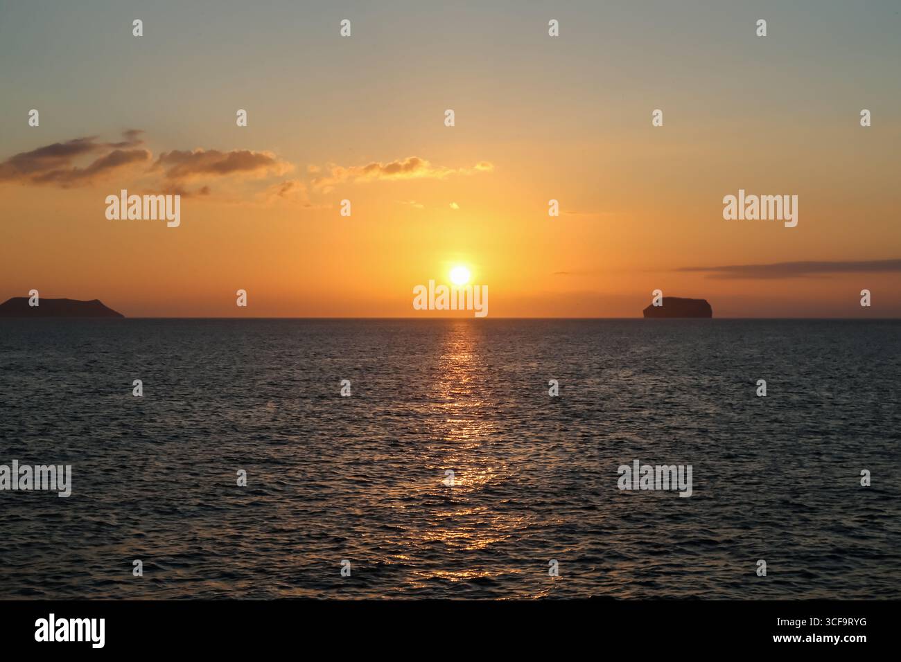 Blick auf die Daphne-Inseln bei Sonnenuntergang vom Bug des Celebrity Xpedition-Kreuzfahrtschiffs, Galápagos-Inseln, Ecuador. Stockfoto