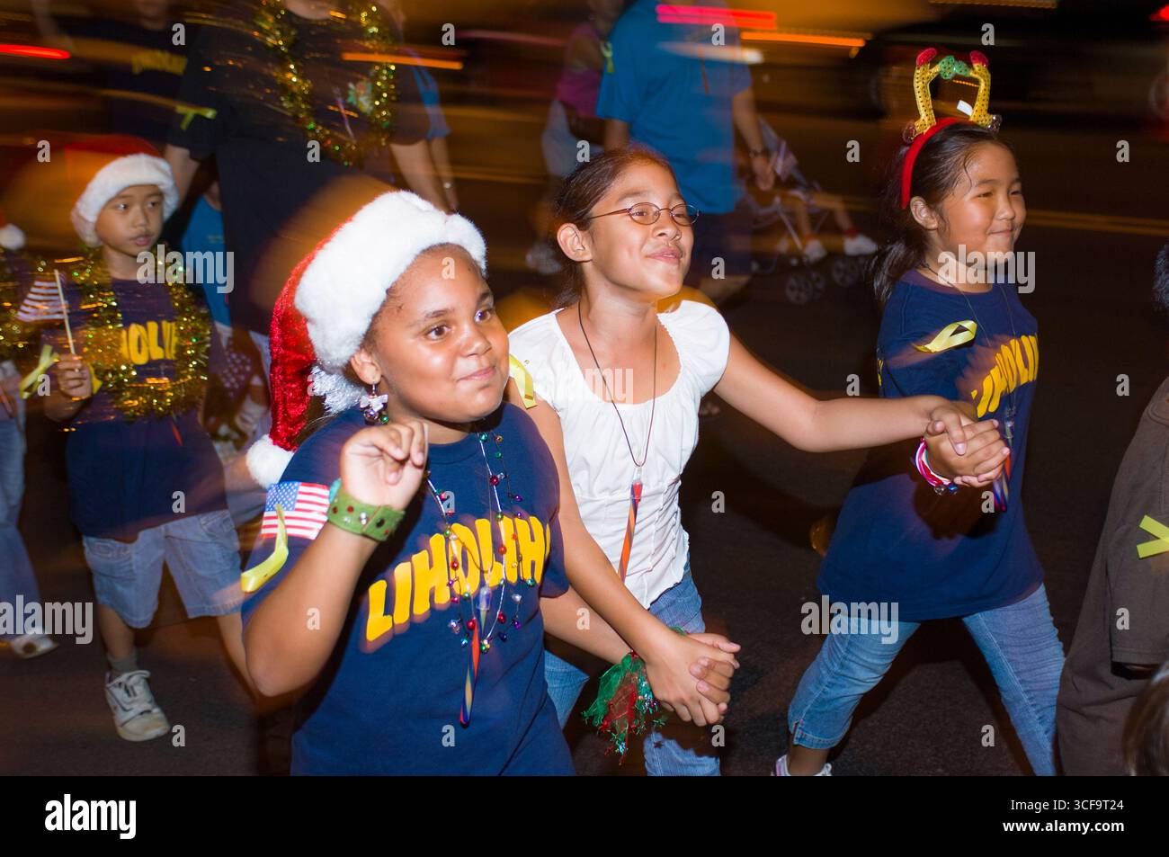 Kaimuki Weihnachtsparade, Honolulu, Oahu, Hawaii, USA. Erwachsene und Kinder aus vielen Gemeindeorganisationen, Schulen und Unternehmen nehmen am Teil Stockfoto