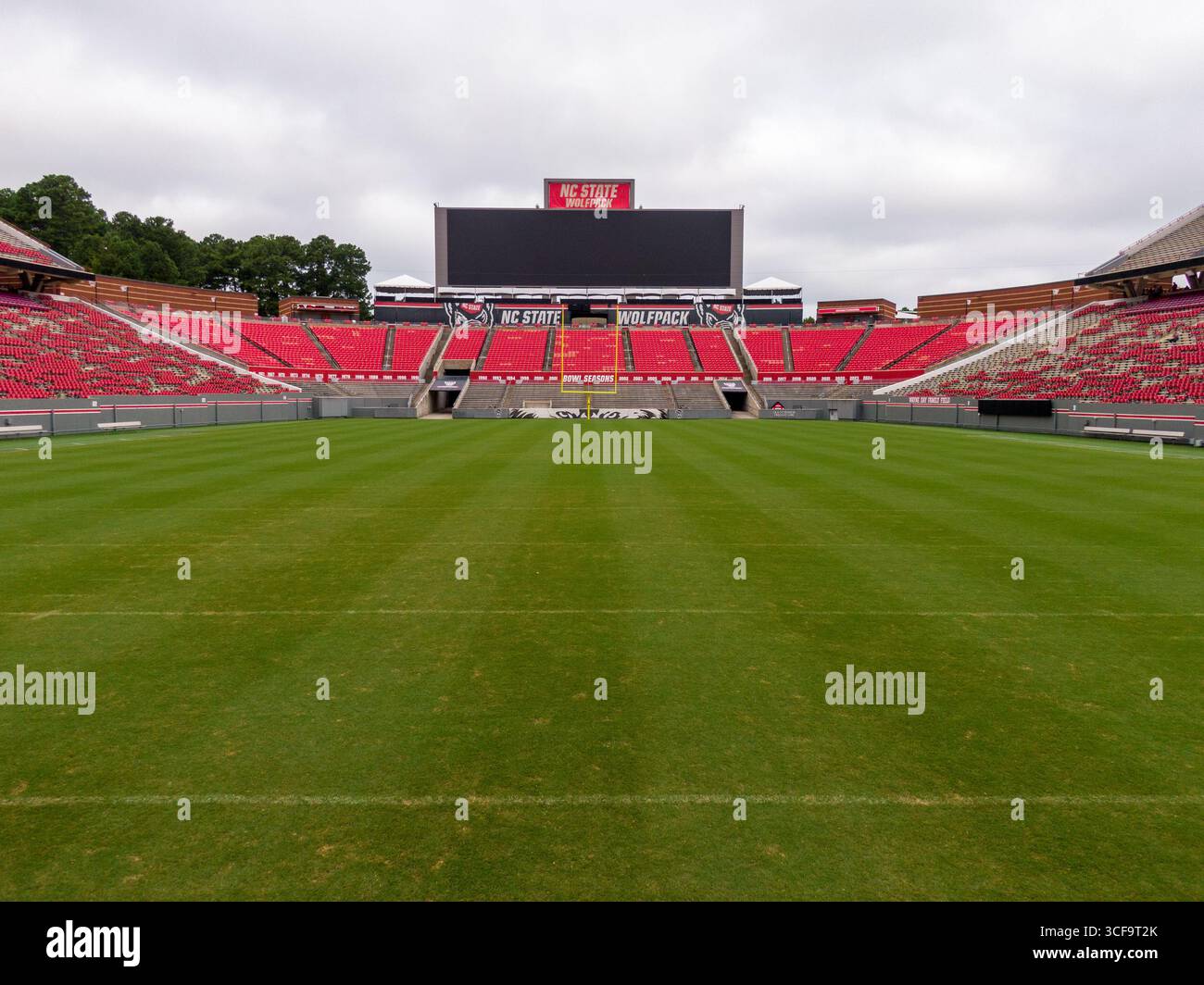 Bilder der Tagesdrohne vom Carter Finley Stadium in Raleigh, NC, Heimstadion des NCAA NC State Wolf Pack Football. Stockfoto