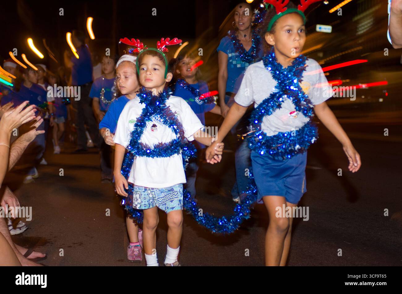 Kaimuki Weihnachtsparade, Honolulu, Oahu, Hawaii, USA. Erwachsene und Kinder aus vielen Gemeindeorganisationen, Schulen und Unternehmen nehmen am Teil Stockfoto