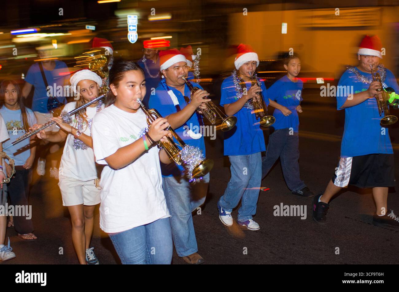 Kaimuki Weihnachtsparade, Honolulu, Oahu, Hawaii, USA. Erwachsene und Kinder aus vielen Gemeindeorganisationen, Schulen und Unternehmen nehmen am Teil Stockfoto