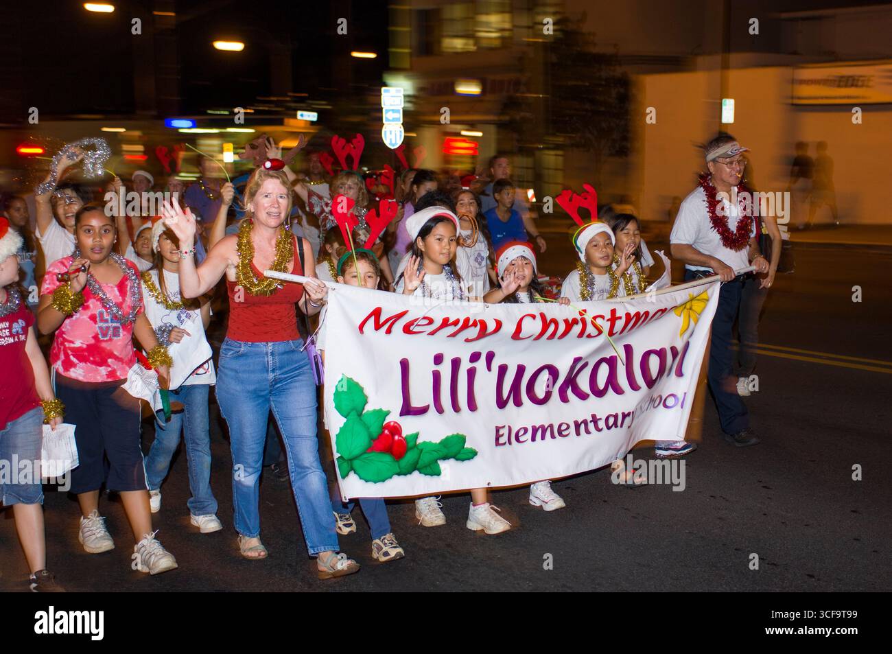 Kaimuki Weihnachtsparade, Honolulu, Oahu, Hawaii, USA. Erwachsene und Kinder aus vielen Gemeindeorganisationen, Schulen und Unternehmen nehmen am Teil Stockfoto