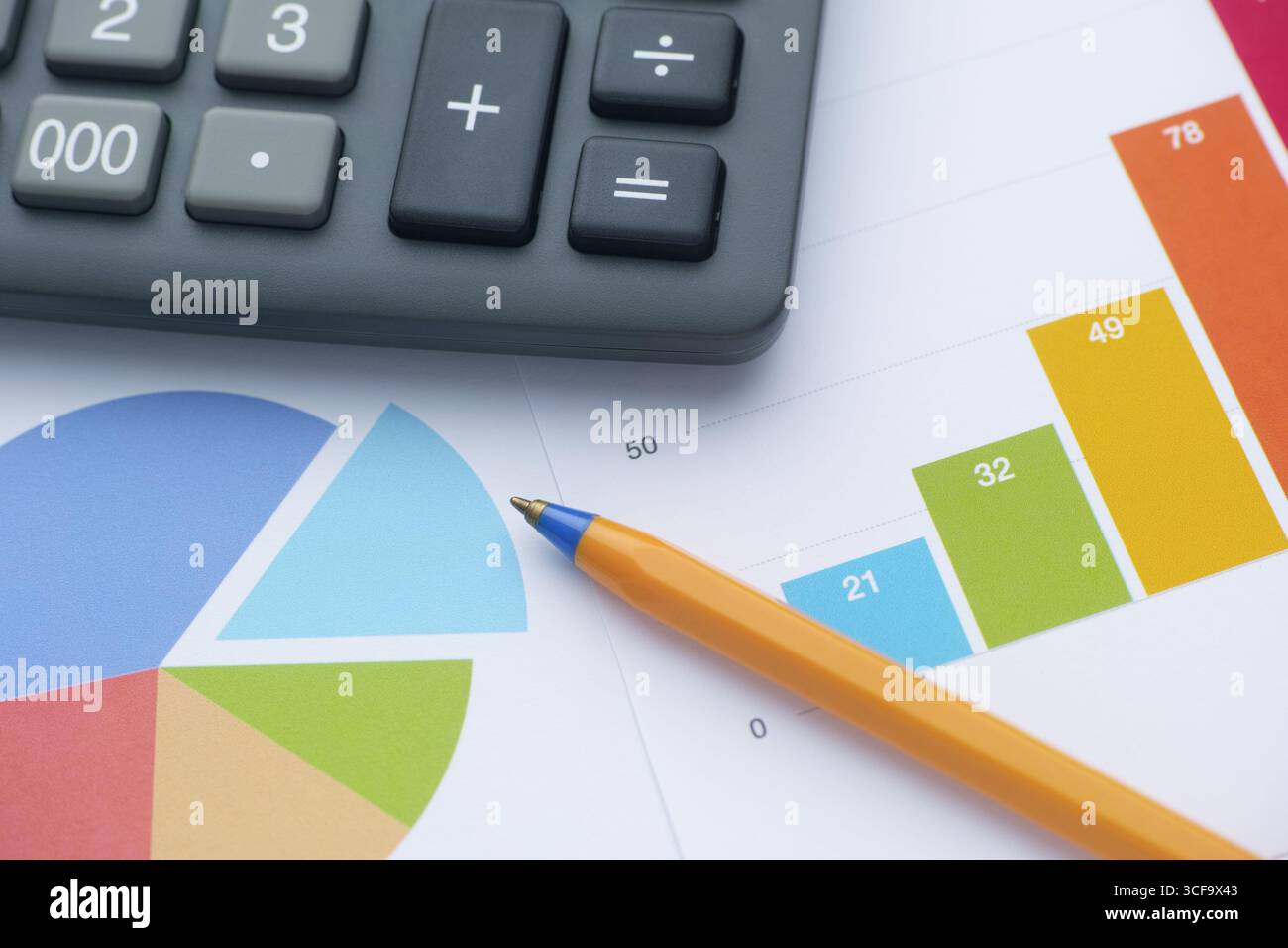 Finanzberichte. Geschäftsdiagramm. Einen Kugelschreiber und einen Taschenrechner auf einem Finanzchart oder Börsendaten. Nahaufnahme. Stockfoto