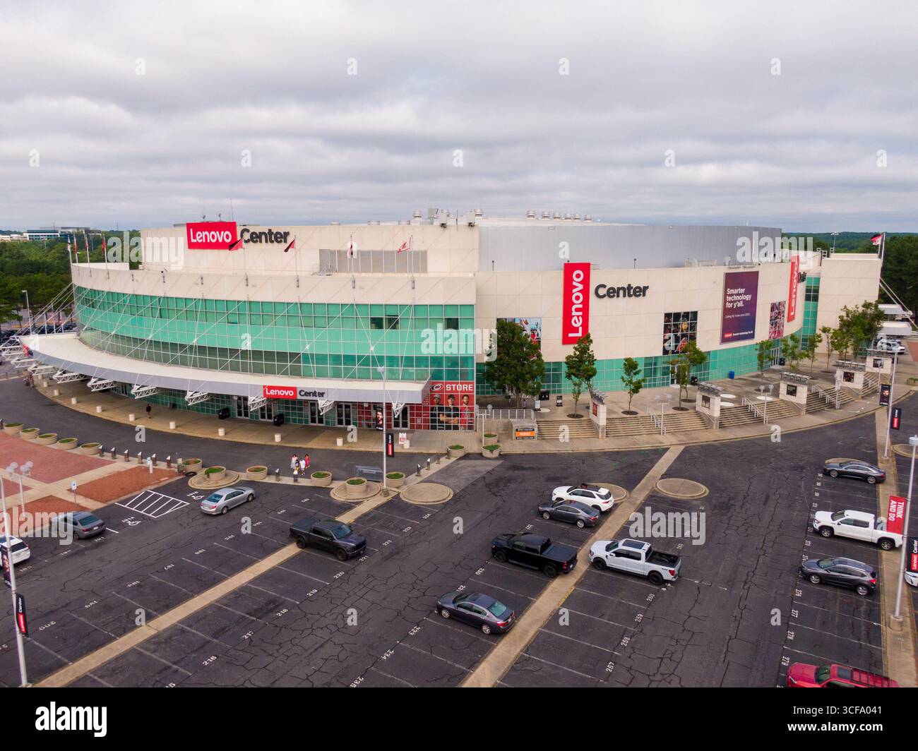 Bilder der Tagesdrohne vom Lenovo Center in Raleigh, NC. Heimstadion der NHL Carolina Hurricanes und des NCAA NC State Männer Basketballteams Stockfoto