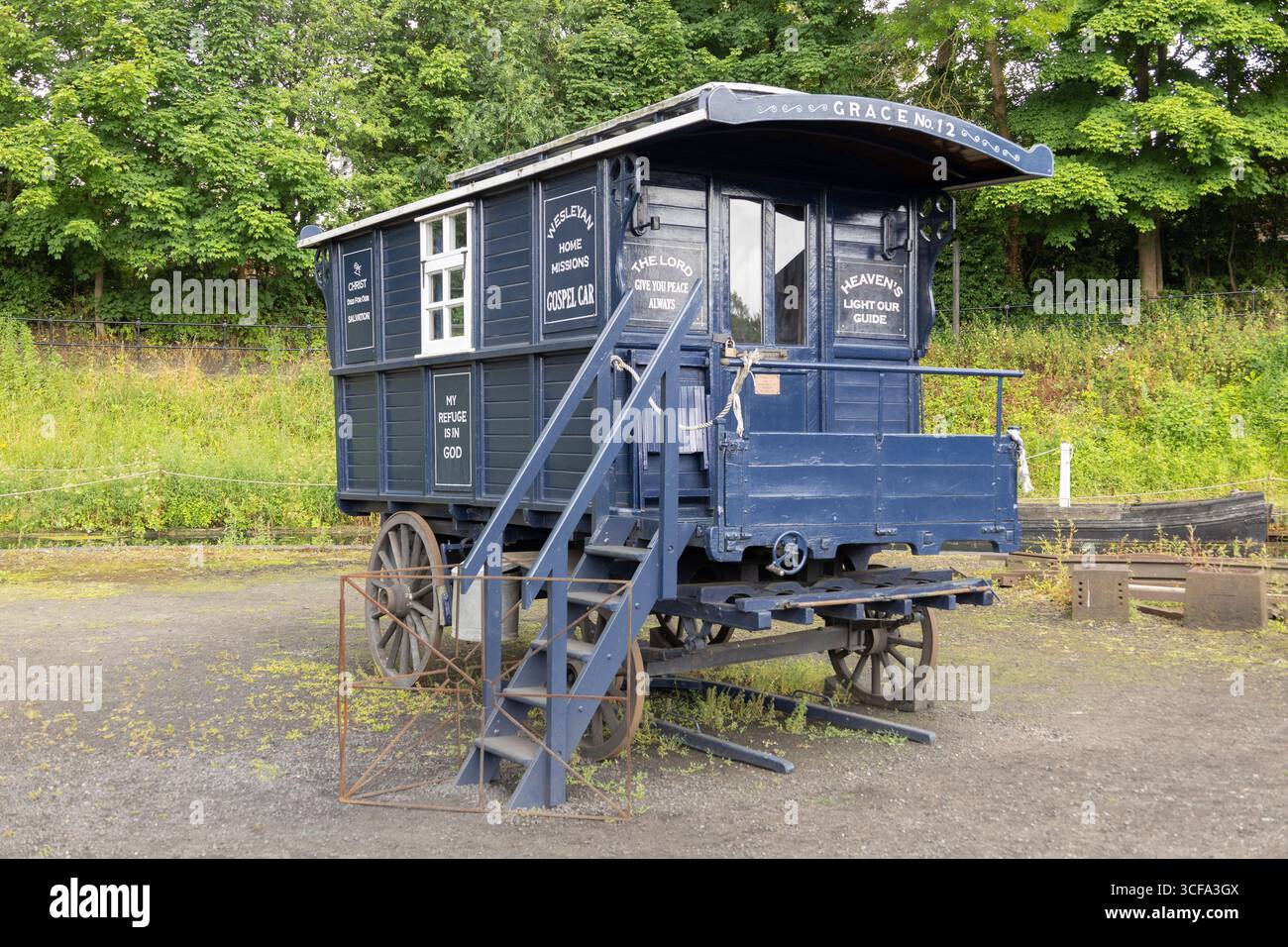 Oxford, vereinigtes Königreich, 19. Dezember 2023 traditionelles, mobiles Missionswerk, blau lackiert, mit Vintage-Essenzen und religiösem Dekor Stockfoto