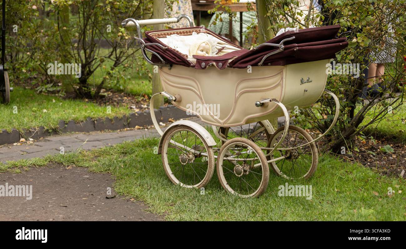 Altmodische kinderwagen kinderwagen -Fotos und -Bildmaterial in hoher  Auflsung  Alamy