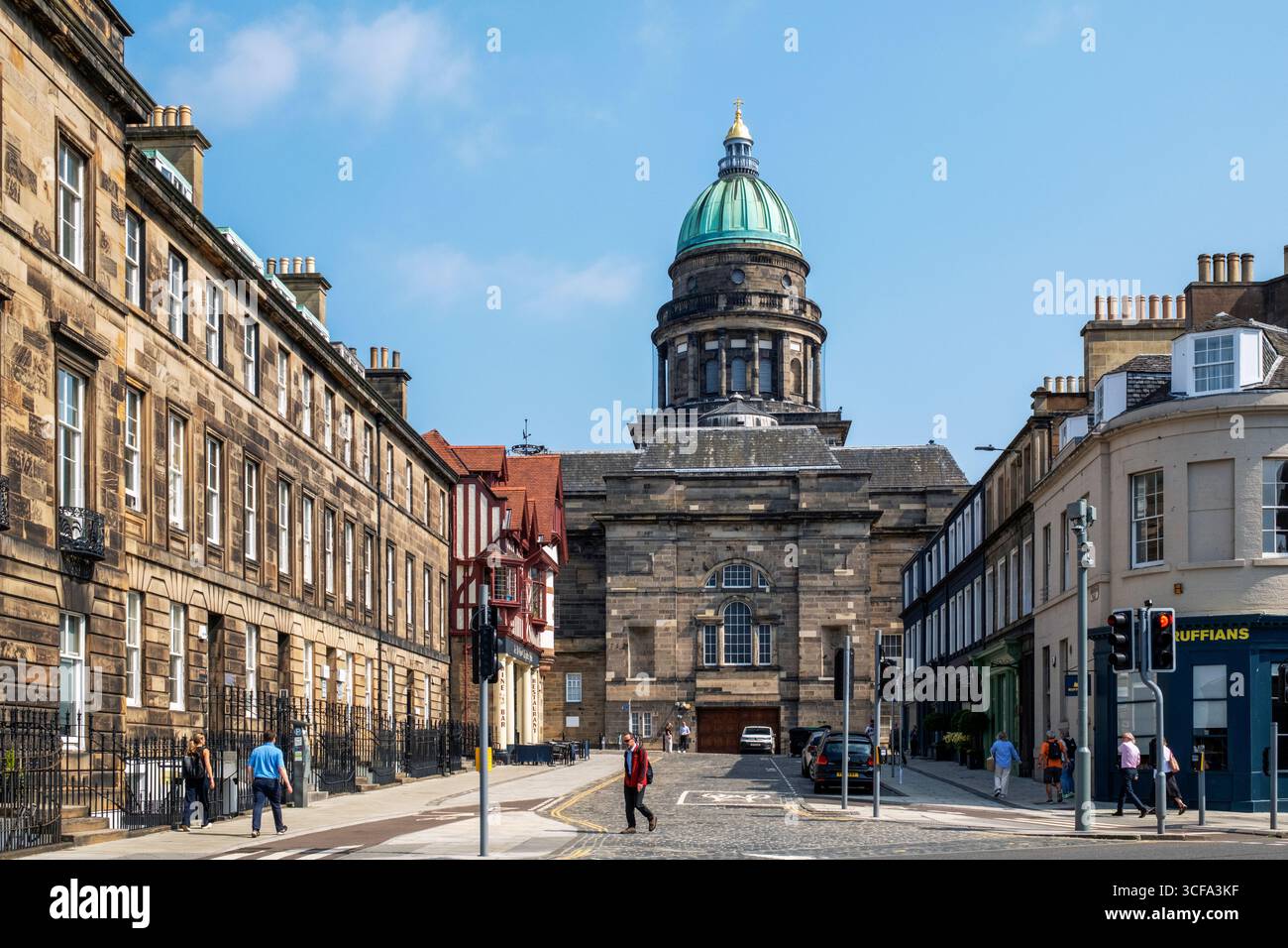 Randolph Place in Edinburghs West End mit dem historischen West Register House im Hintergrund. Stockfoto Randolph Place in Edinburghs West End mit dem historischen West Register House im Hintergrund. Stockfoto