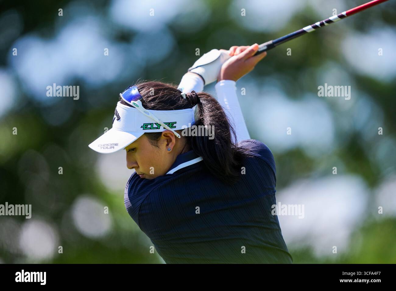 Mississauga, Kanada. August 2025. Jean Thitikul schlägt am 15. Loch in der ersten Runde der CPKC Women‚Äôs Open im Mississauga Golf and Country Club in Mississauga ab, am Donnerstag, 21. August 2025 Credit: The Canadian Press/Alamy Live News Stockfoto