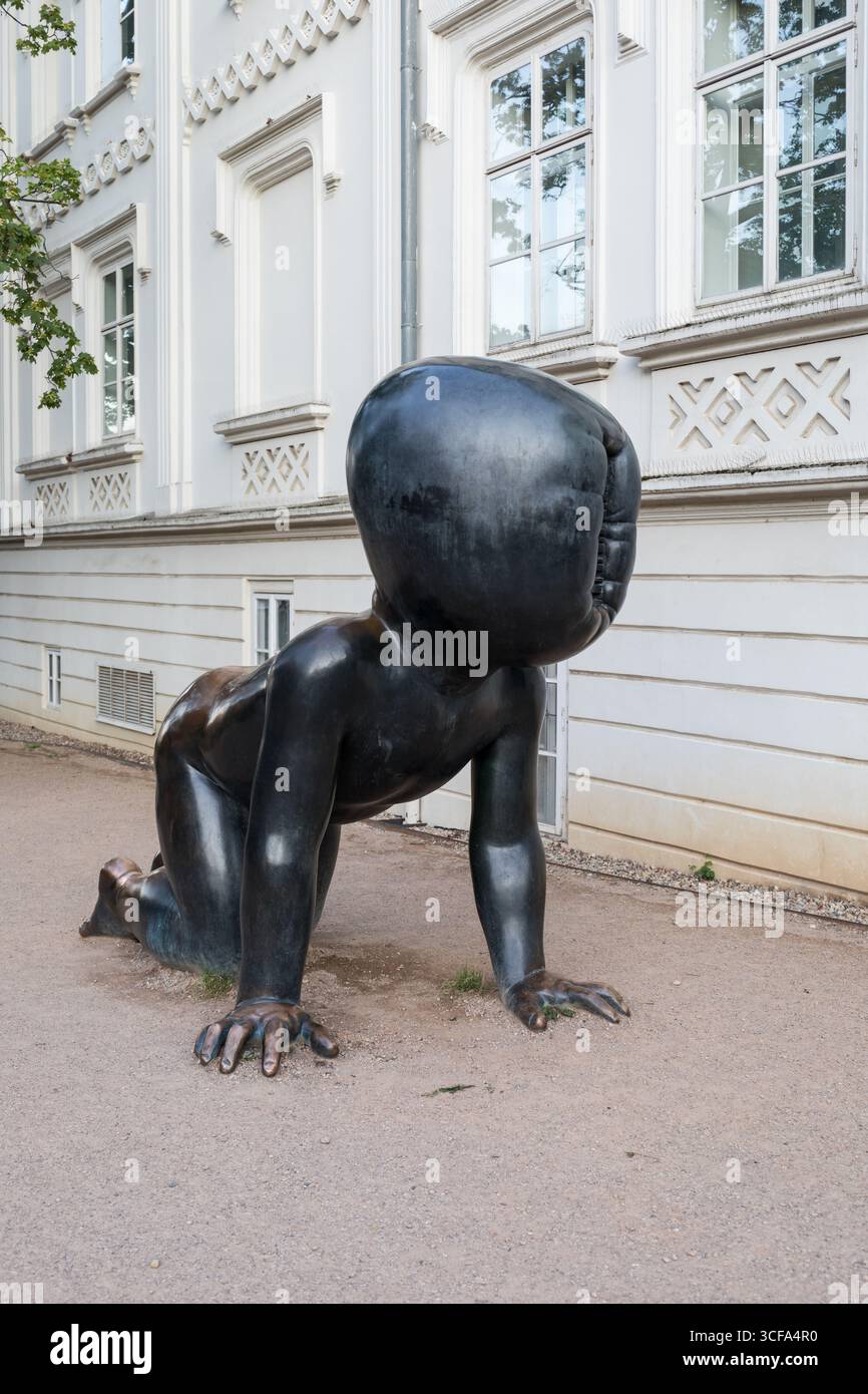 Riesige krabbelnde Babyskulptur von David Černy, Kampa Park, Prag, Tschechische Republik Stockfoto
