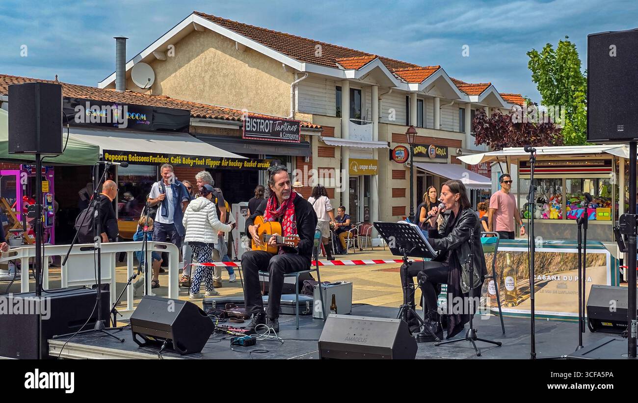 Aufführung der talentierten Musiker Ni Mas Ni Menos während des jährlichen Festivals Belle Epoque Soulac 1900. Juni 2025. Soulac-sur-Mer, Frankreich. Stockfoto