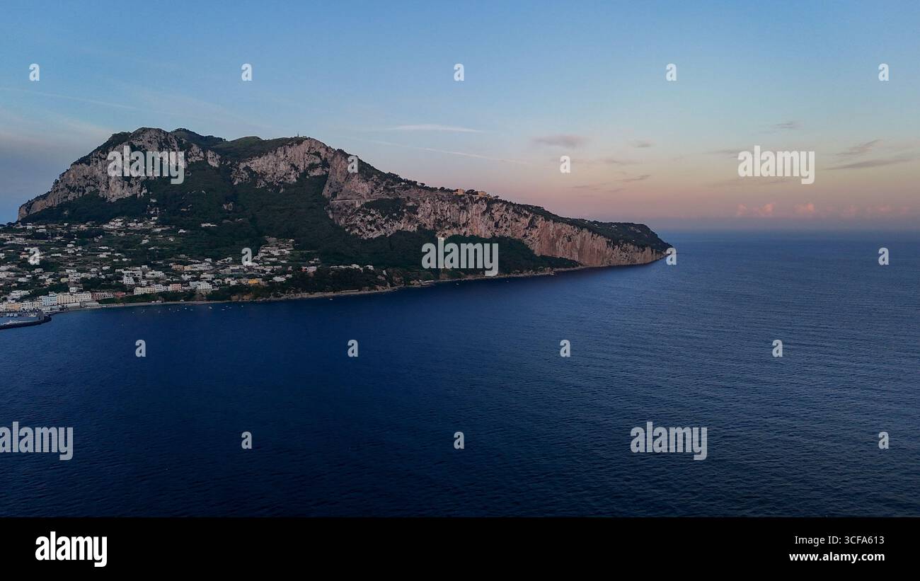 Sonnenuntergang über der ruhigen Küste einer versteckten italienischen Insel, die die Schönheit der Natur und die Ruhe in der Abenddämmerung einfängt Stockfoto